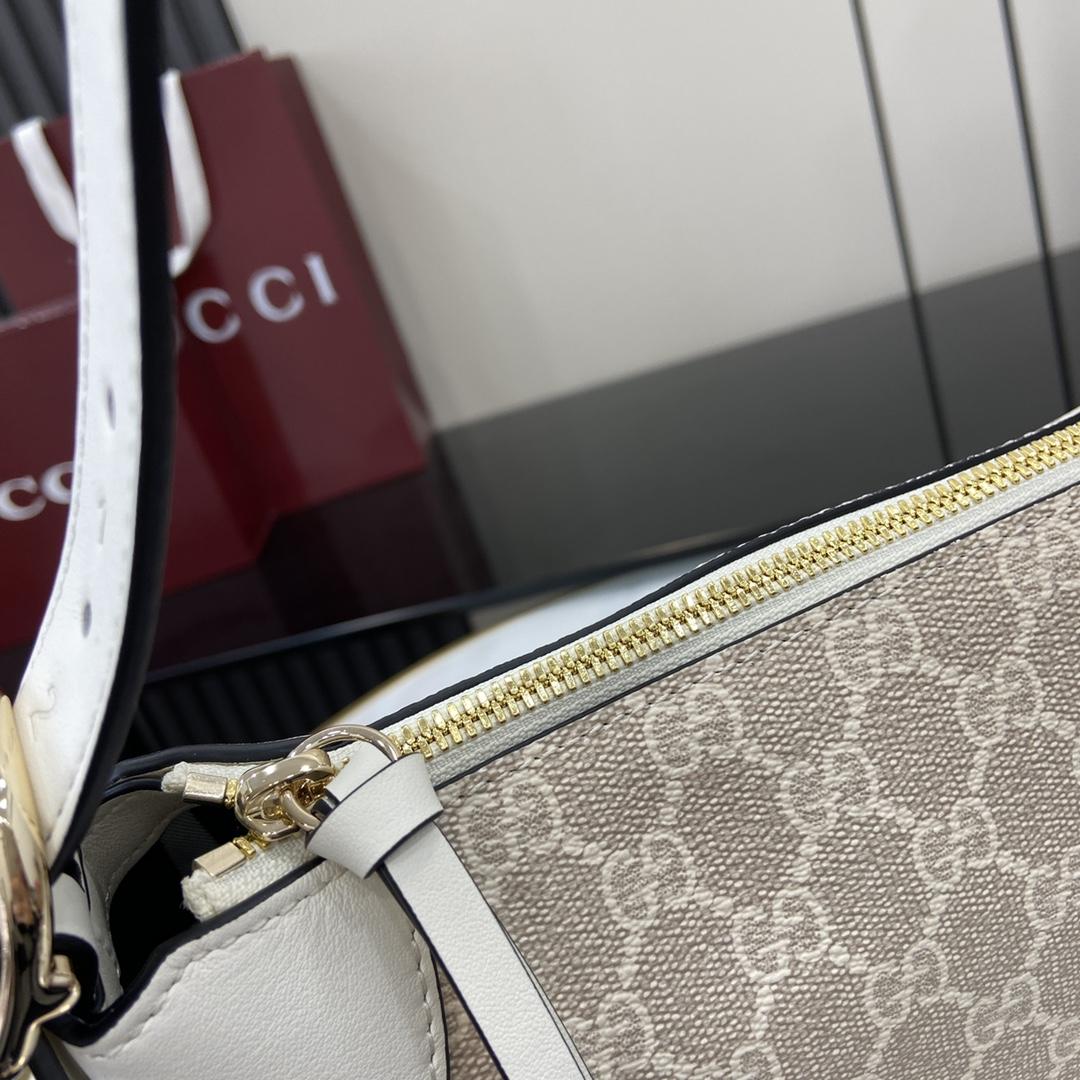 Gucci GG Emblem Medium Shoulder Bag - EUR FASHION