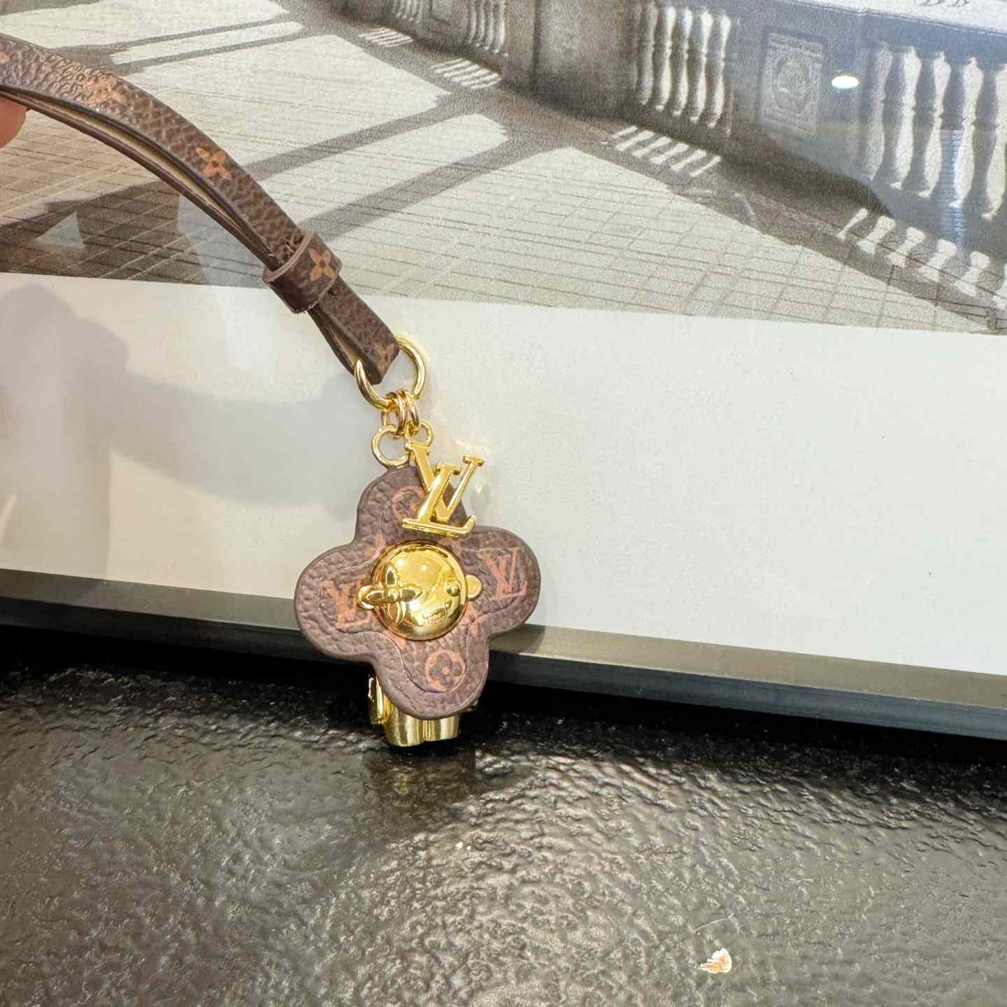 Louis Vuitton Mini Vivienne Bag Charm  M02177 - EUR FASHION