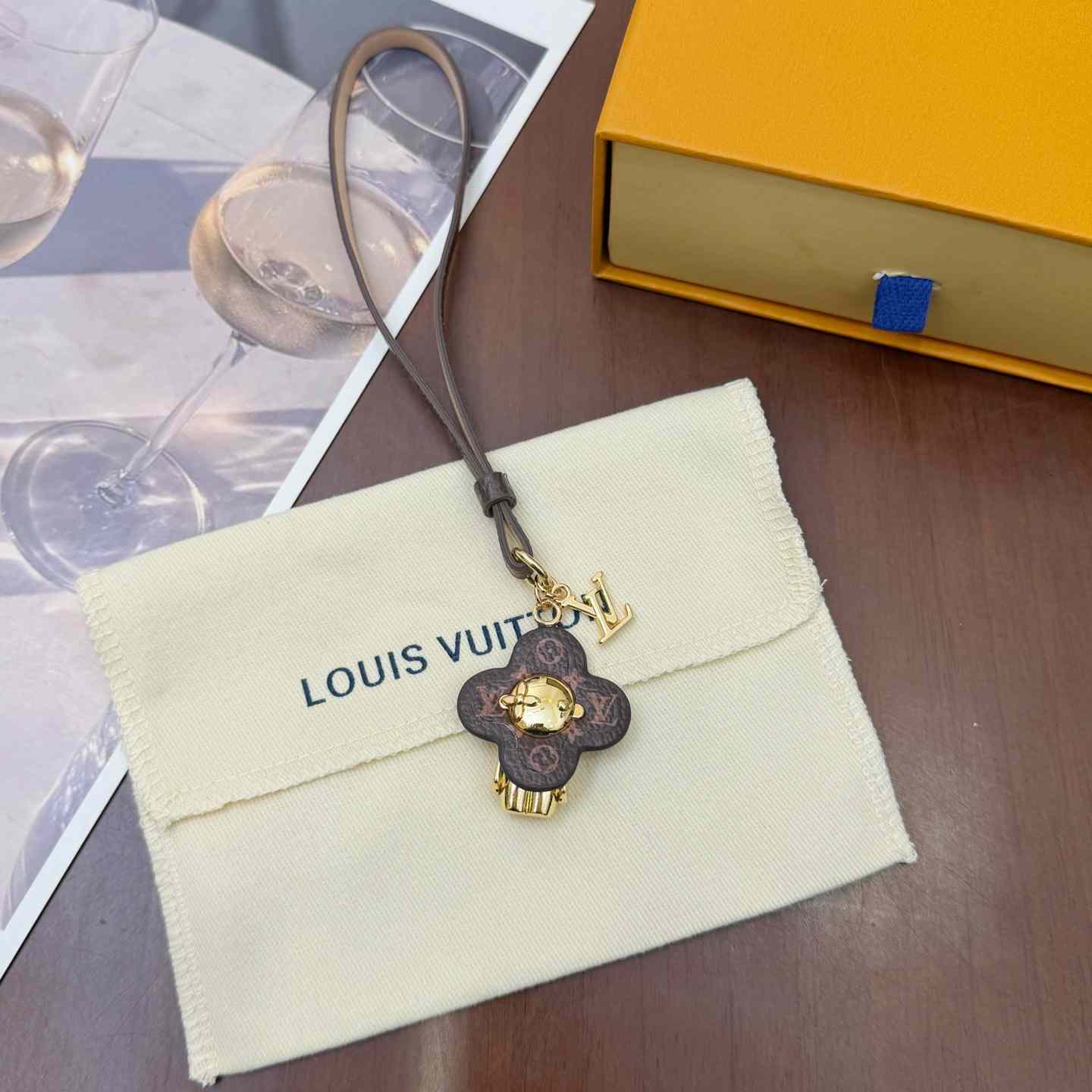 Louis Vuitton Mini Vivienne Bag Charm  M02177 - EUR FASHION