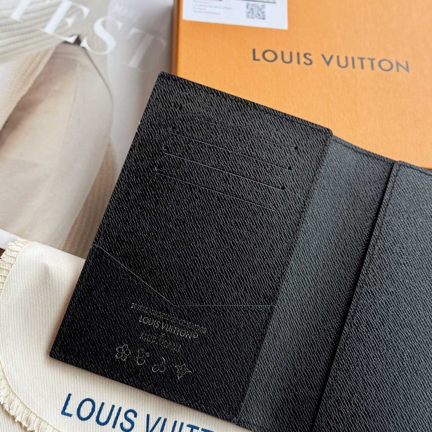 Louis Vuitton LV x TM Passport Cover   M13414 - EUR FASHION
