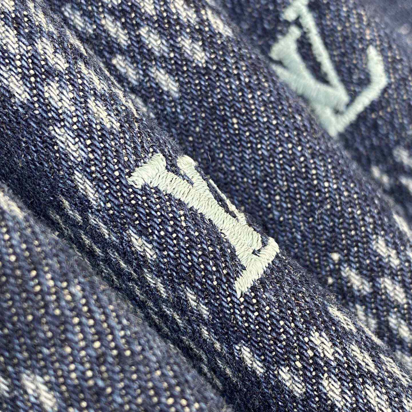 Louis Vuitton Printed Short-Sleeved Denim Shirt   1AFVQL - EUR FASHION