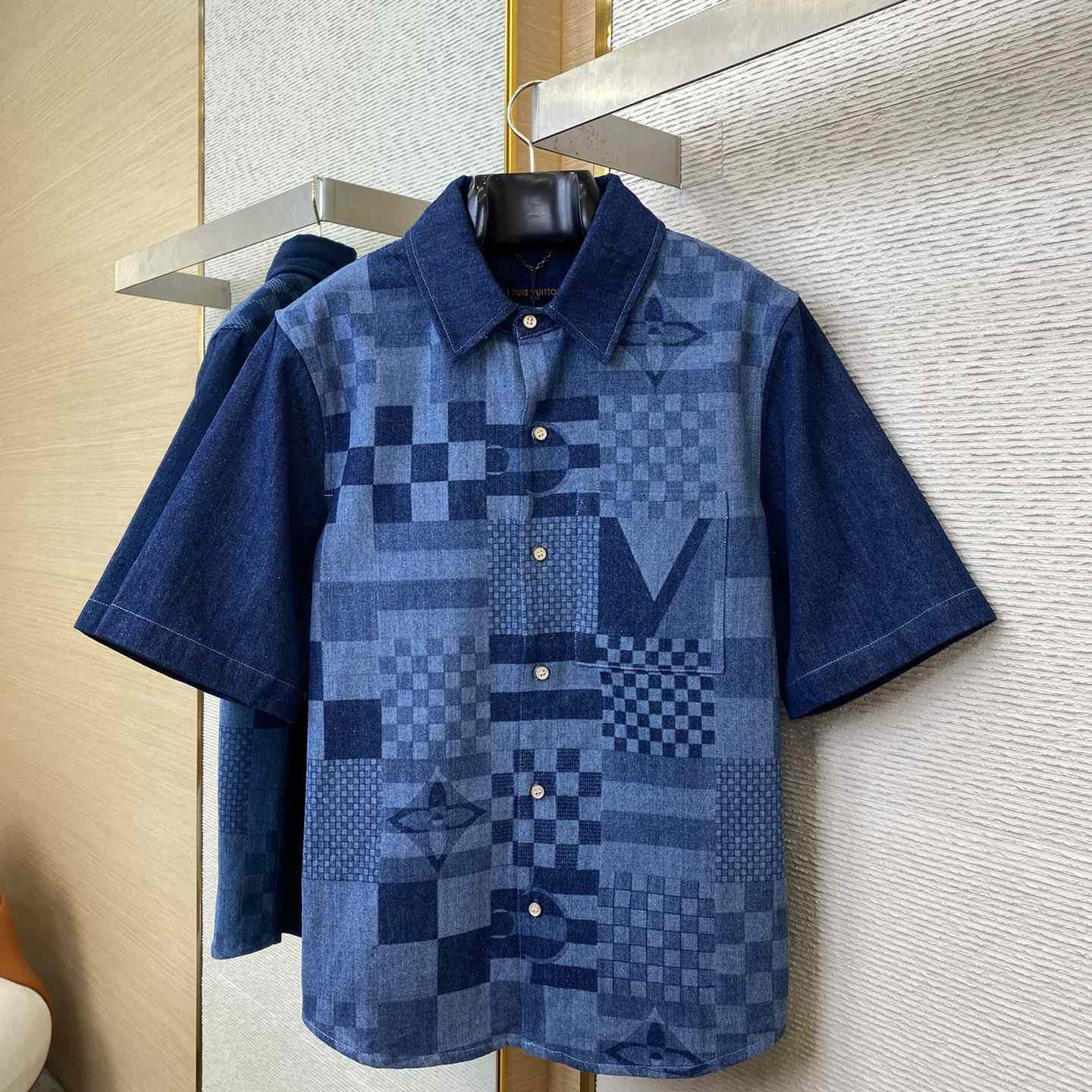 Louis Vuitton Printed Short-Sleeved Denim Shirt   1AFVQL - EUR FASHION