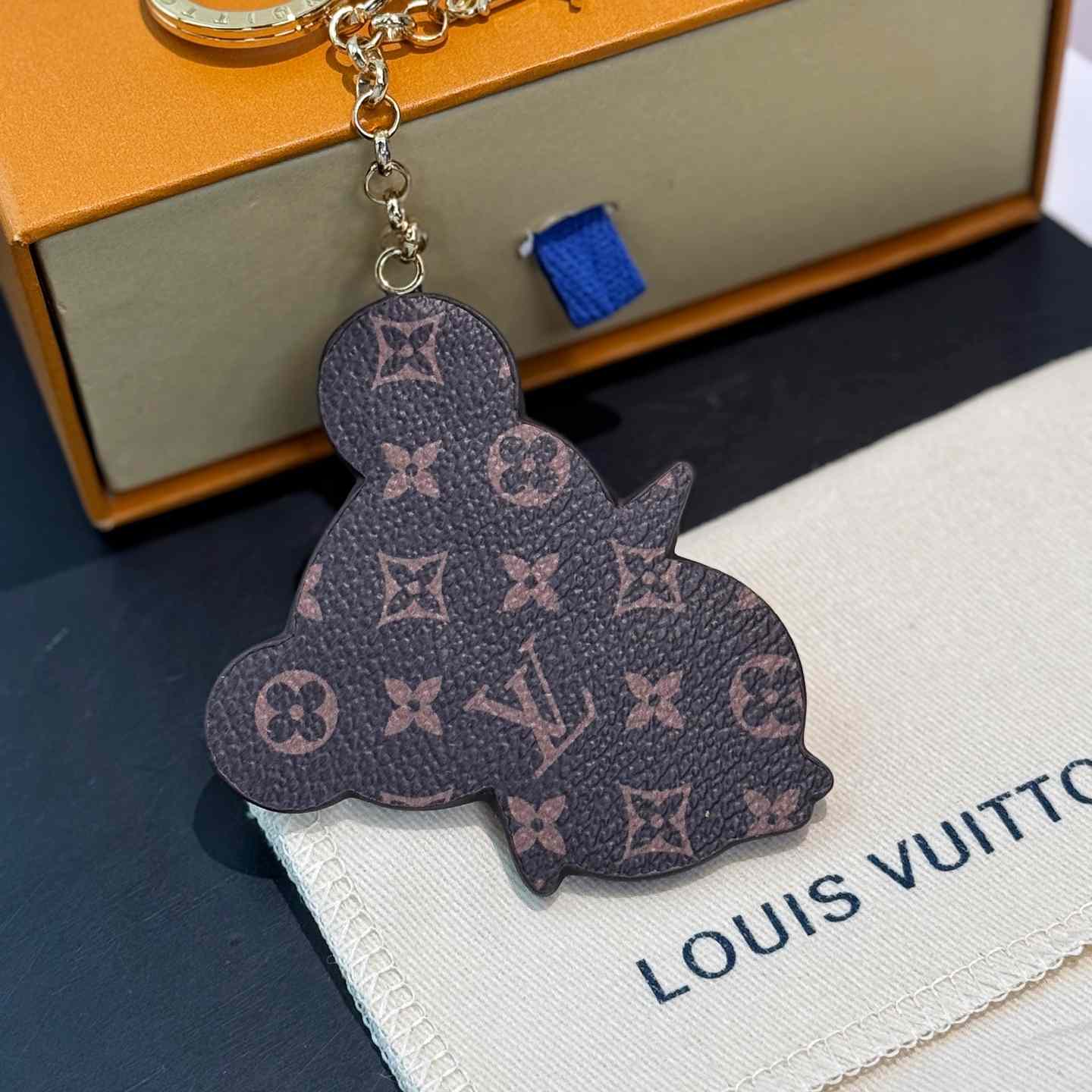 Louis Vuitton LV x TM Superflat Panda Key Holder   M02467 - EUR FASHION