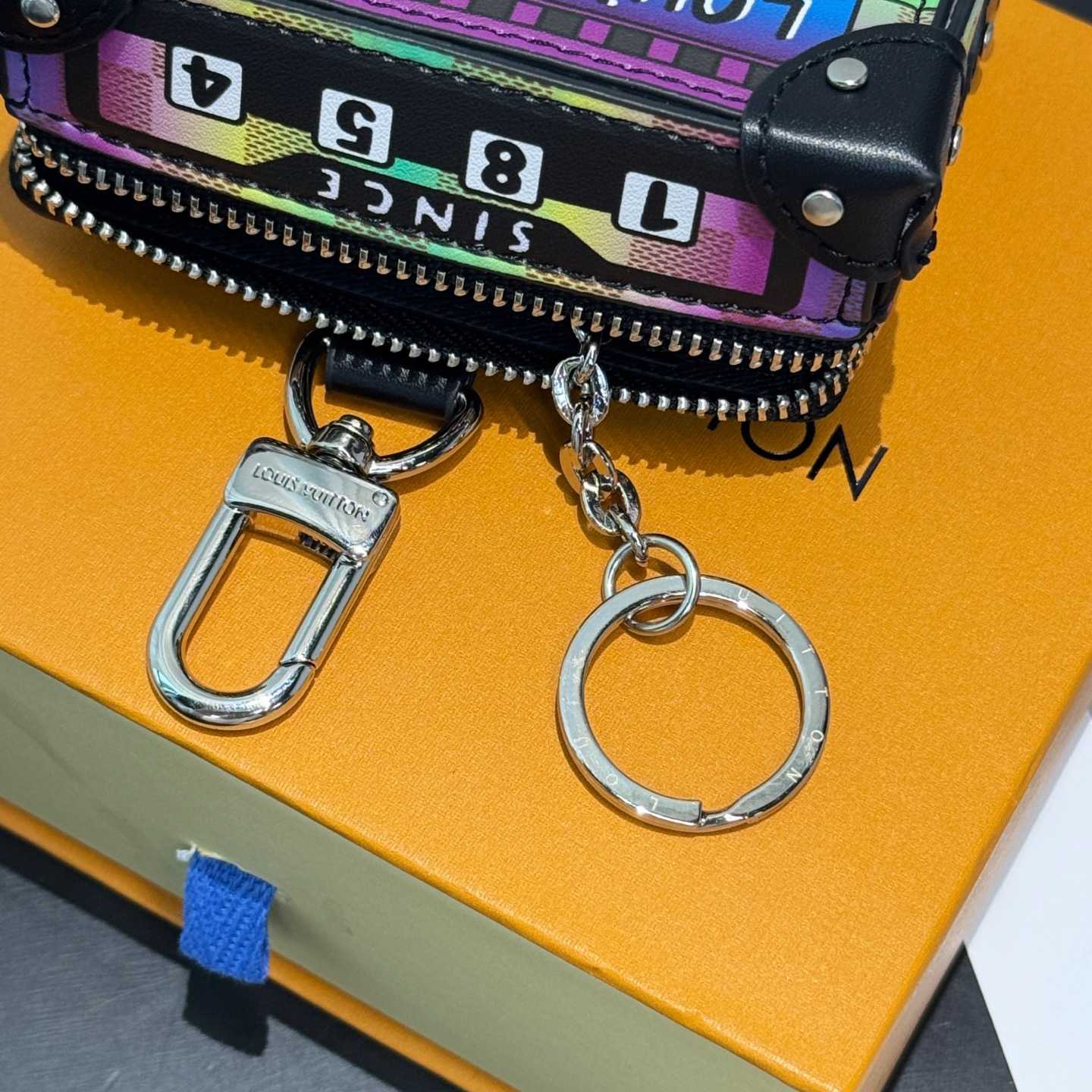 Louis Vuitton LV Stereo Bag Charm   M02395 - EUR FASHION