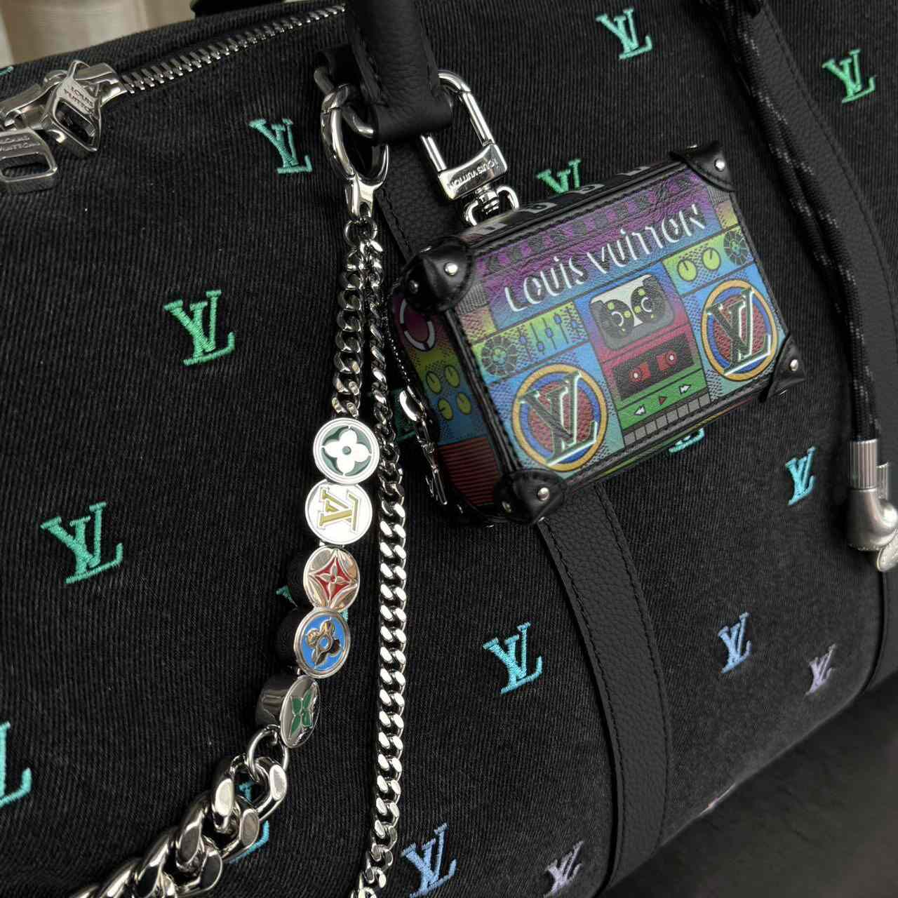 Louis Vuitton LV Stereo Bag Charm   M02395 - EUR FASHION