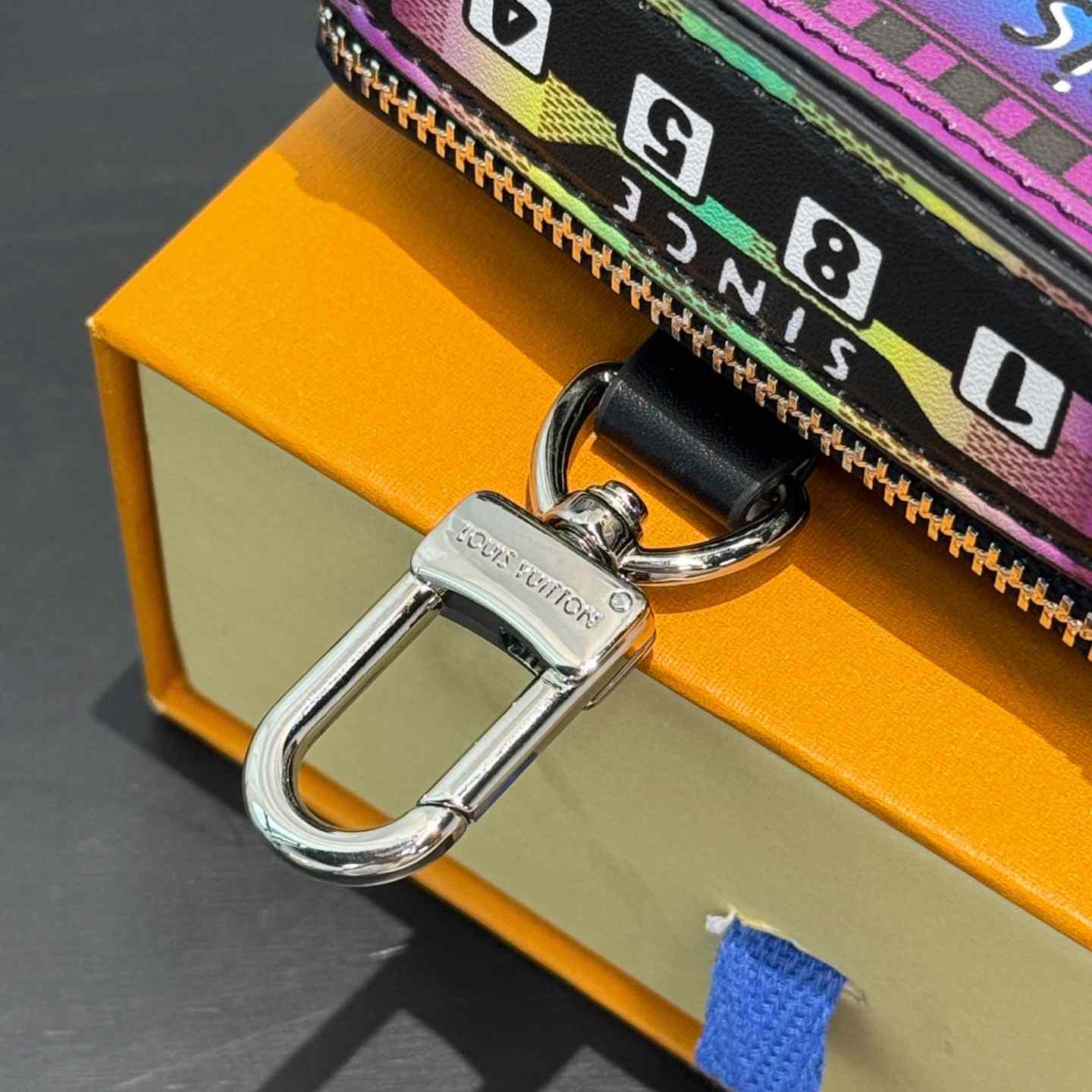 Louis Vuitton LV Stereo Bag Charm   M02395 - EUR FASHION