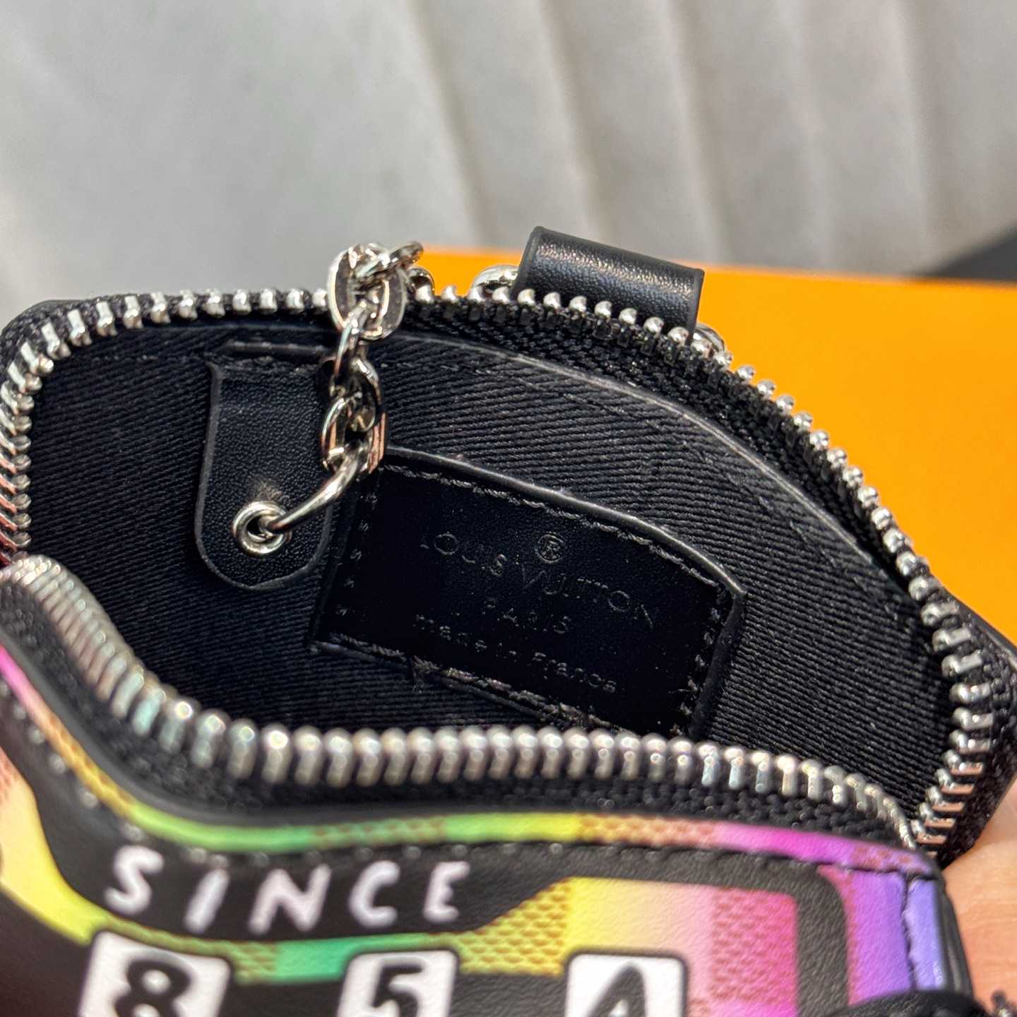 Louis Vuitton LV Stereo Bag Charm   M02395 - EUR FASHION