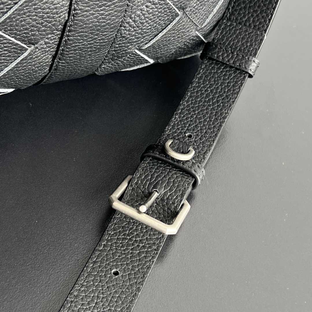 Bottega Veneta Men's Slim Intrecciato Briefcase in Black - EUR FASHION