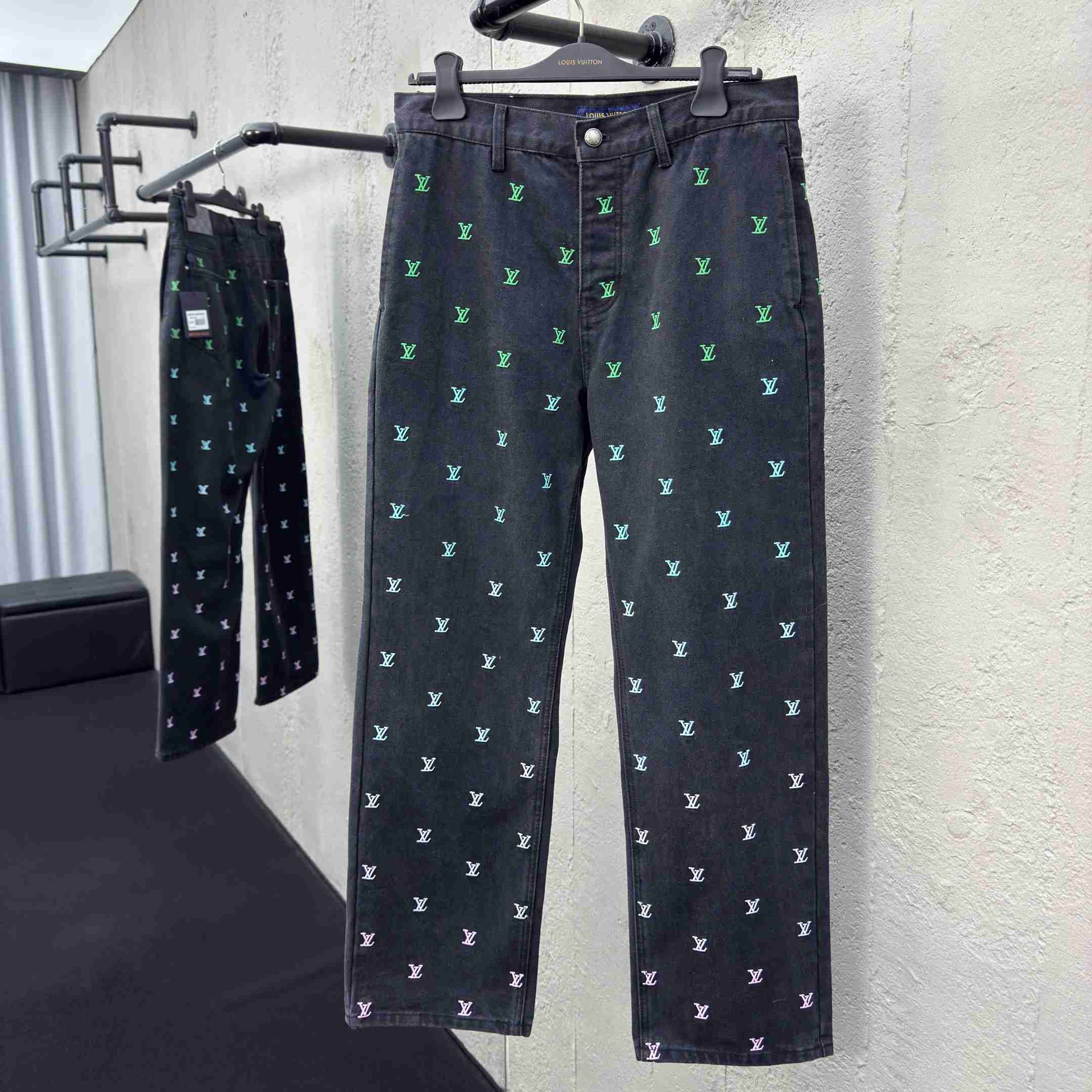 Louis Vuitton LV Blason Gradient Embroidered Denim Skate Pants   1AGTHE - EUR FASHION