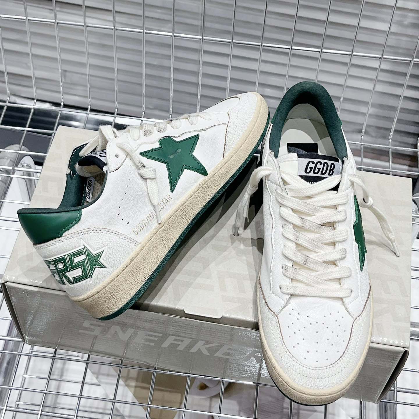 Golden Goose Ball Star Wishes In White Nappa Leather With Green Leather star And Heel Tab - EUR FASHION