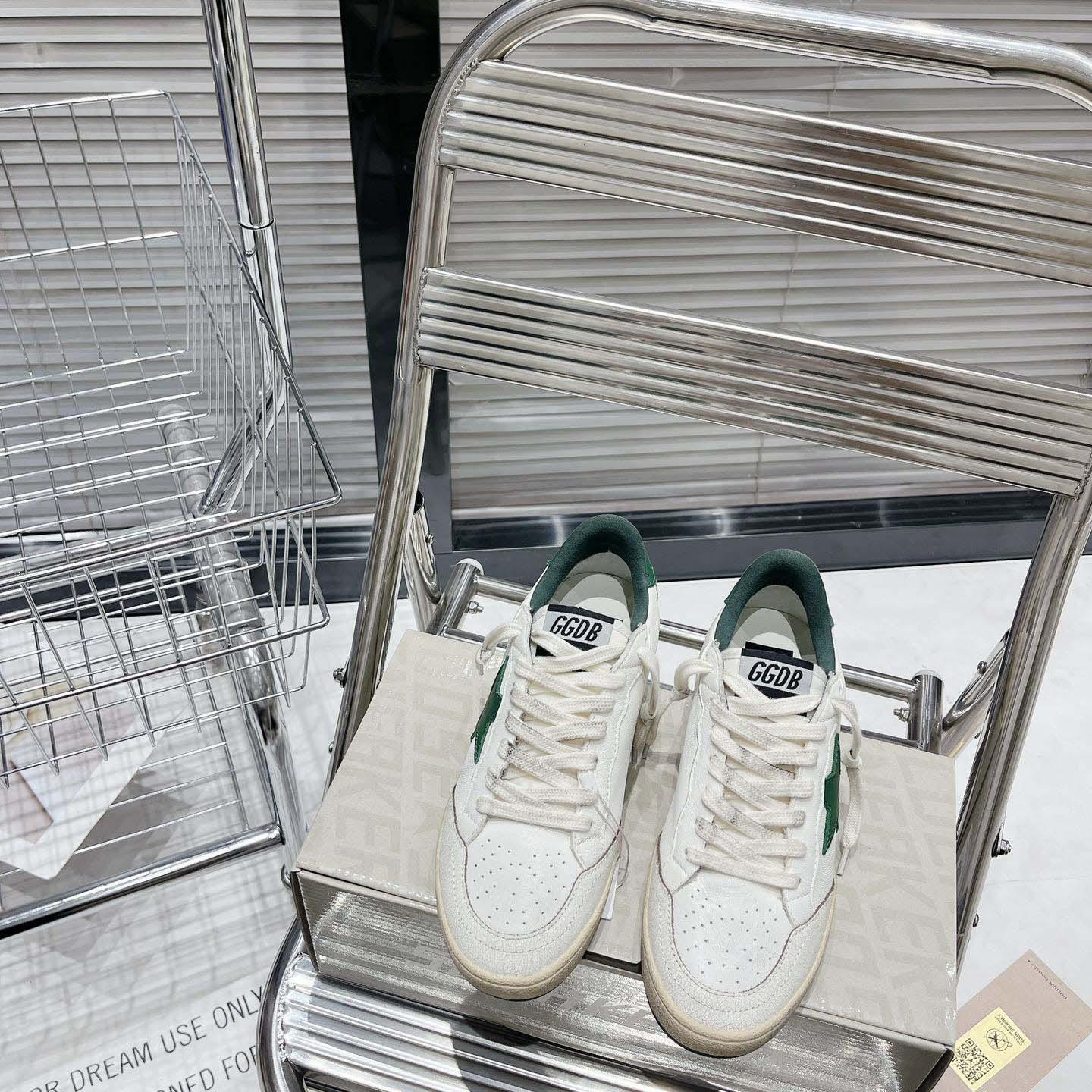 Golden Goose Ball Star Wishes In White Nappa Leather With Green Leather star And Heel Tab - EUR FASHION