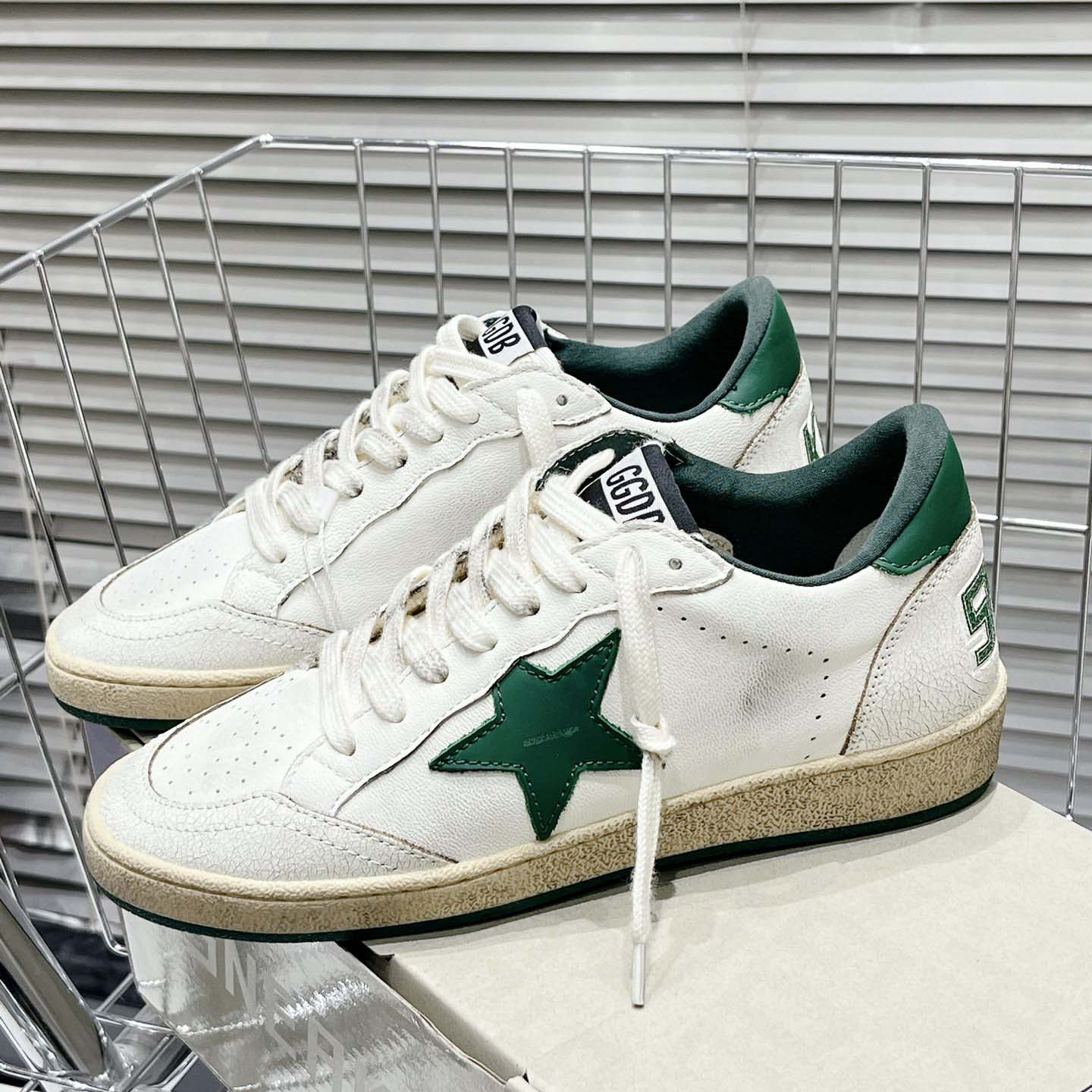Golden Goose Ball Star Wishes In White Nappa Leather With Green Leather star And Heel Tab - EUR FASHION