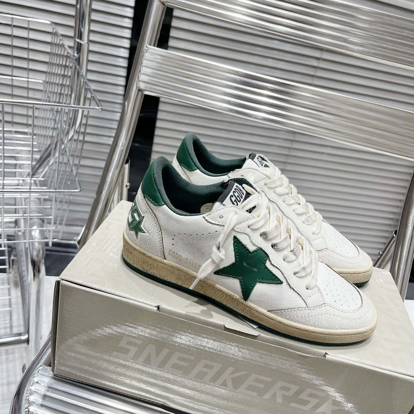 Golden Goose Ball Star Wishes In White Nappa Leather With Green Leather star And Heel Tab - EUR FASHION