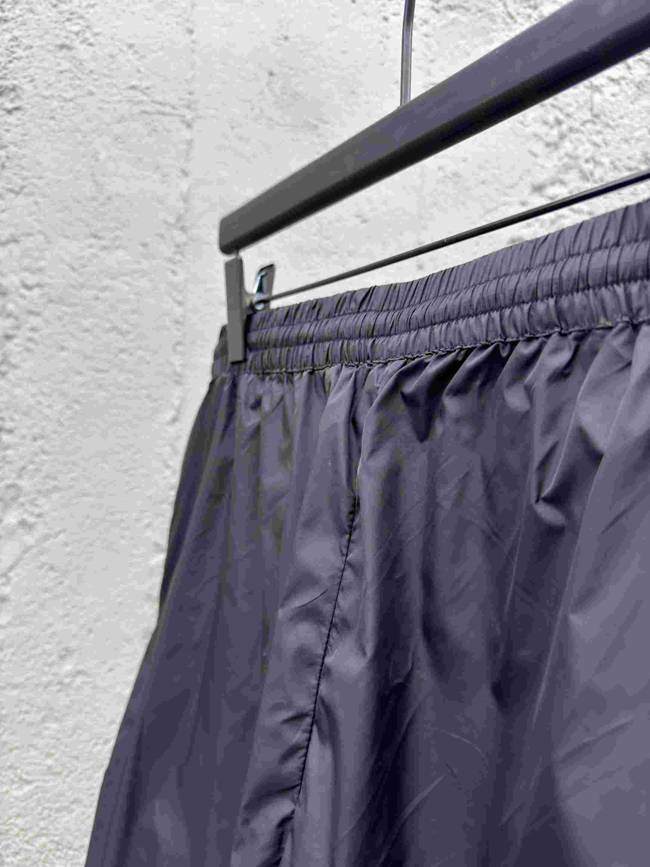 Prada Light Re-Nylon Shorts    - EUR FASHION