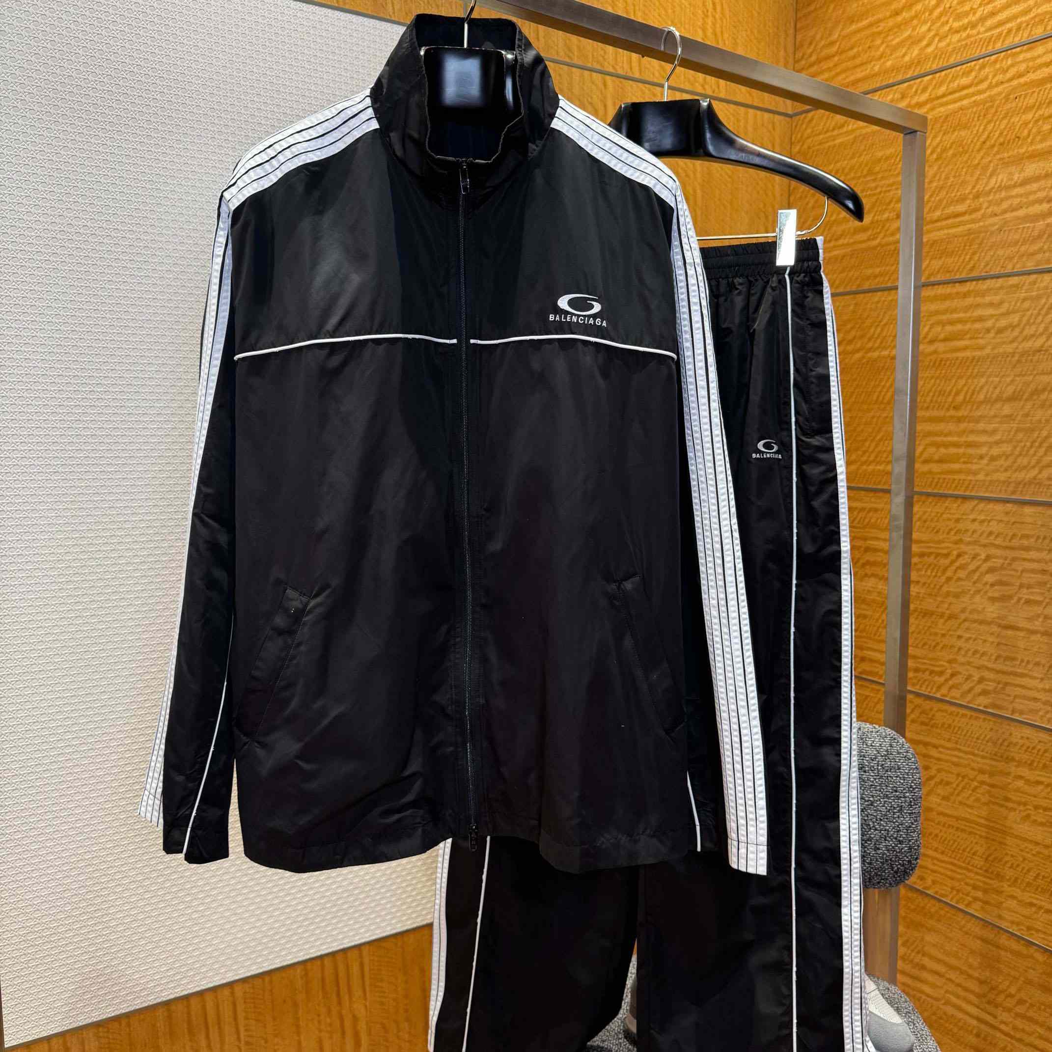 Balenciaga Large Tracksuit Jacket And Pants  In Black And White Stretch Technical Fabric - EUR FASHION