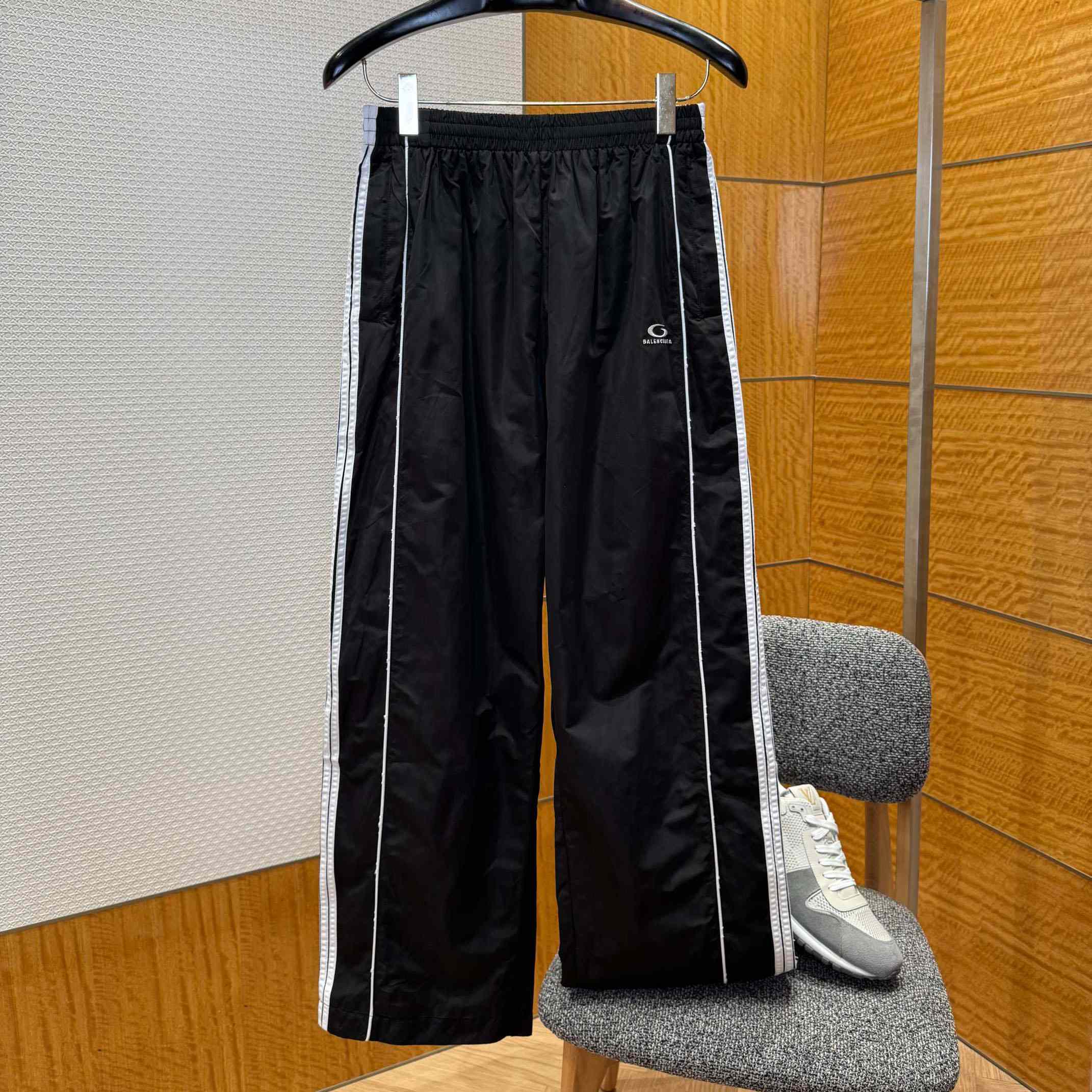 Balenciaga Large Tracksuit Jacket And Pants  In Black And White Stretch Technical Fabric - EUR FASHION