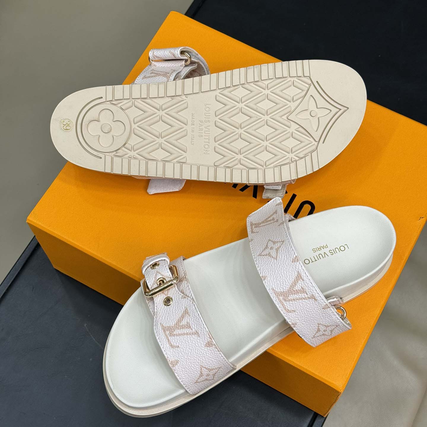 Louis Vuitton Bom Dia Flat Comfort Mule   1AHMT3 - EUR FASHION
