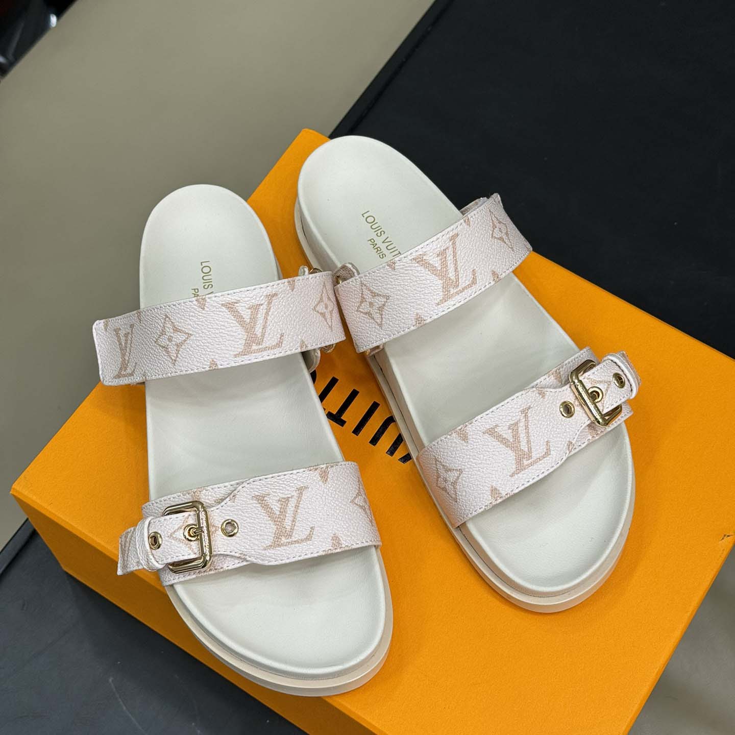 Louis Vuitton Bom Dia Flat Comfort Mule   1AHMT3 - EUR FASHION