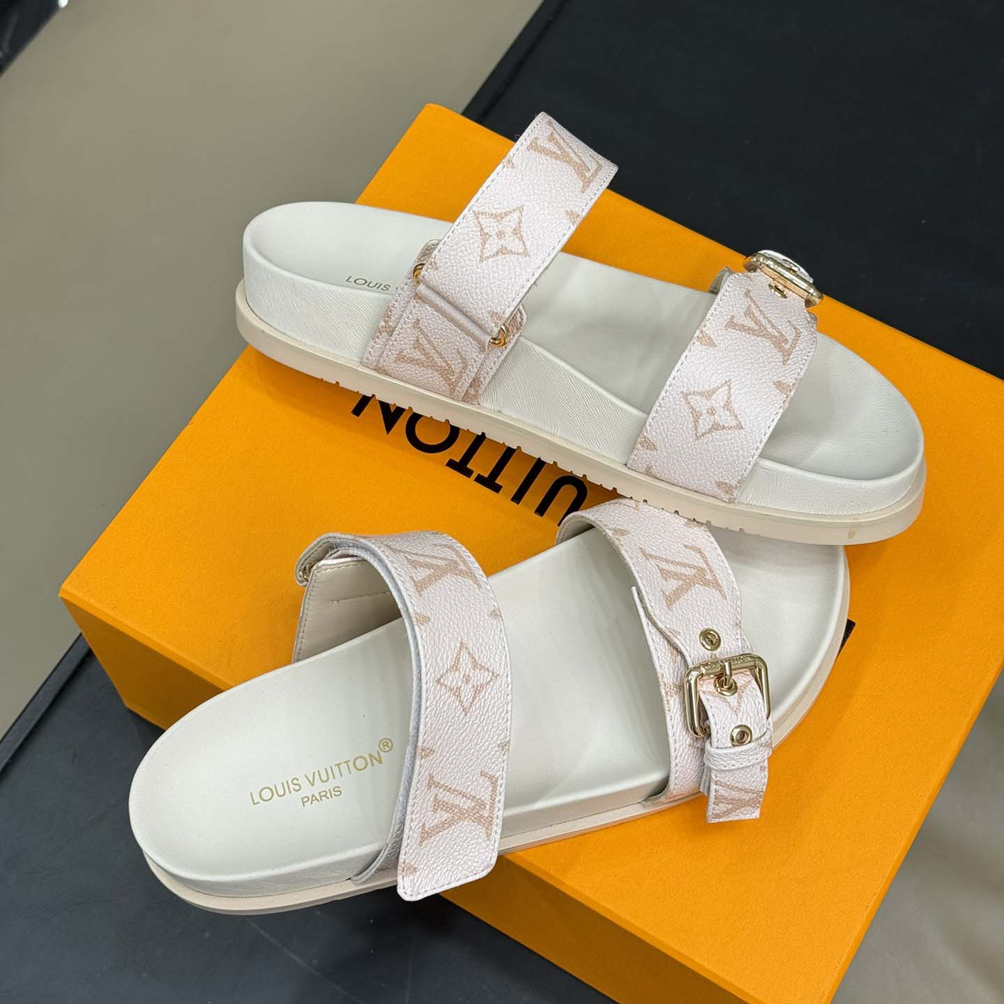 Louis Vuitton Bom Dia Flat Comfort Mule   1AHMT3 - EUR FASHION