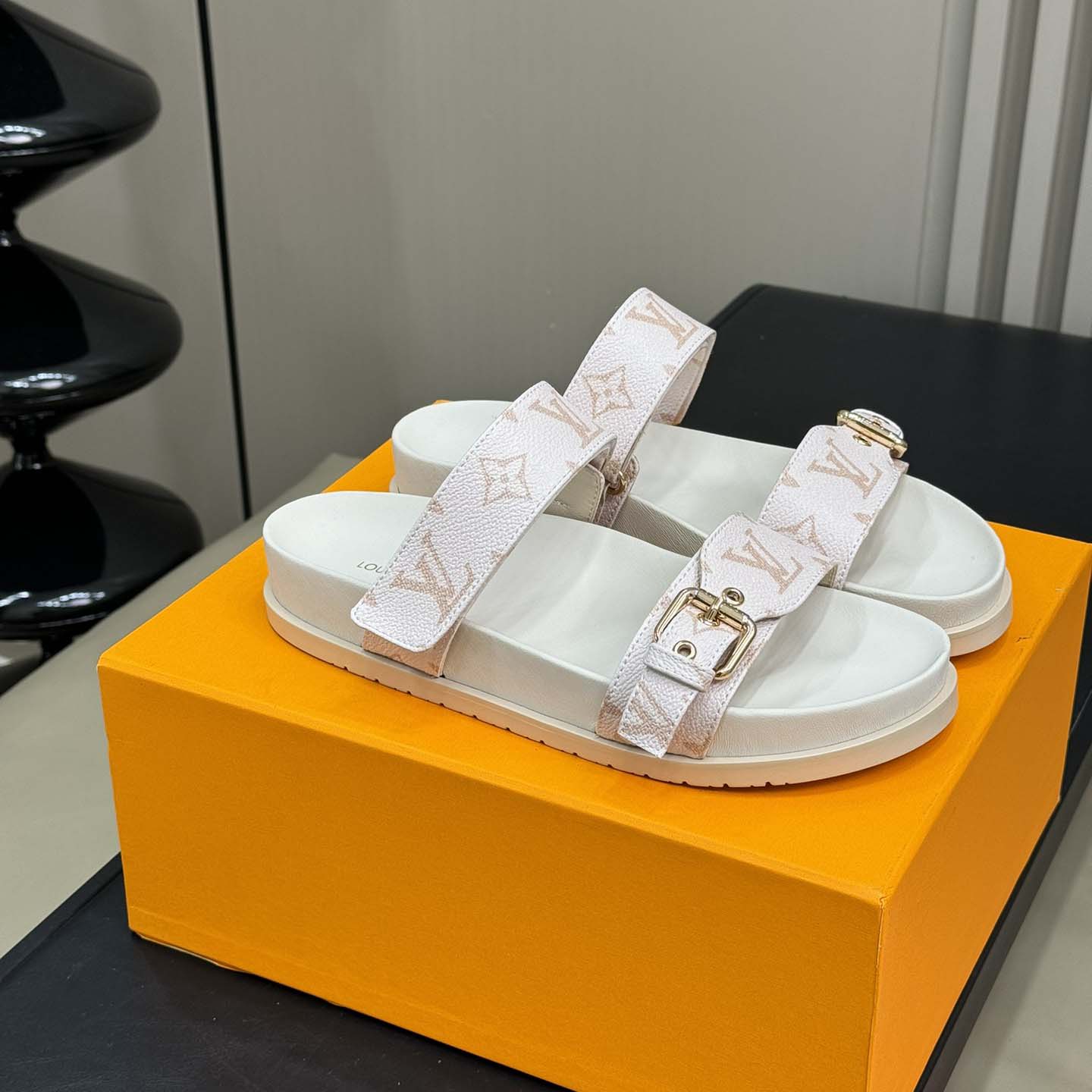 Louis Vuitton Bom Dia Flat Comfort Mule   1AHMT3 - EUR FASHION
