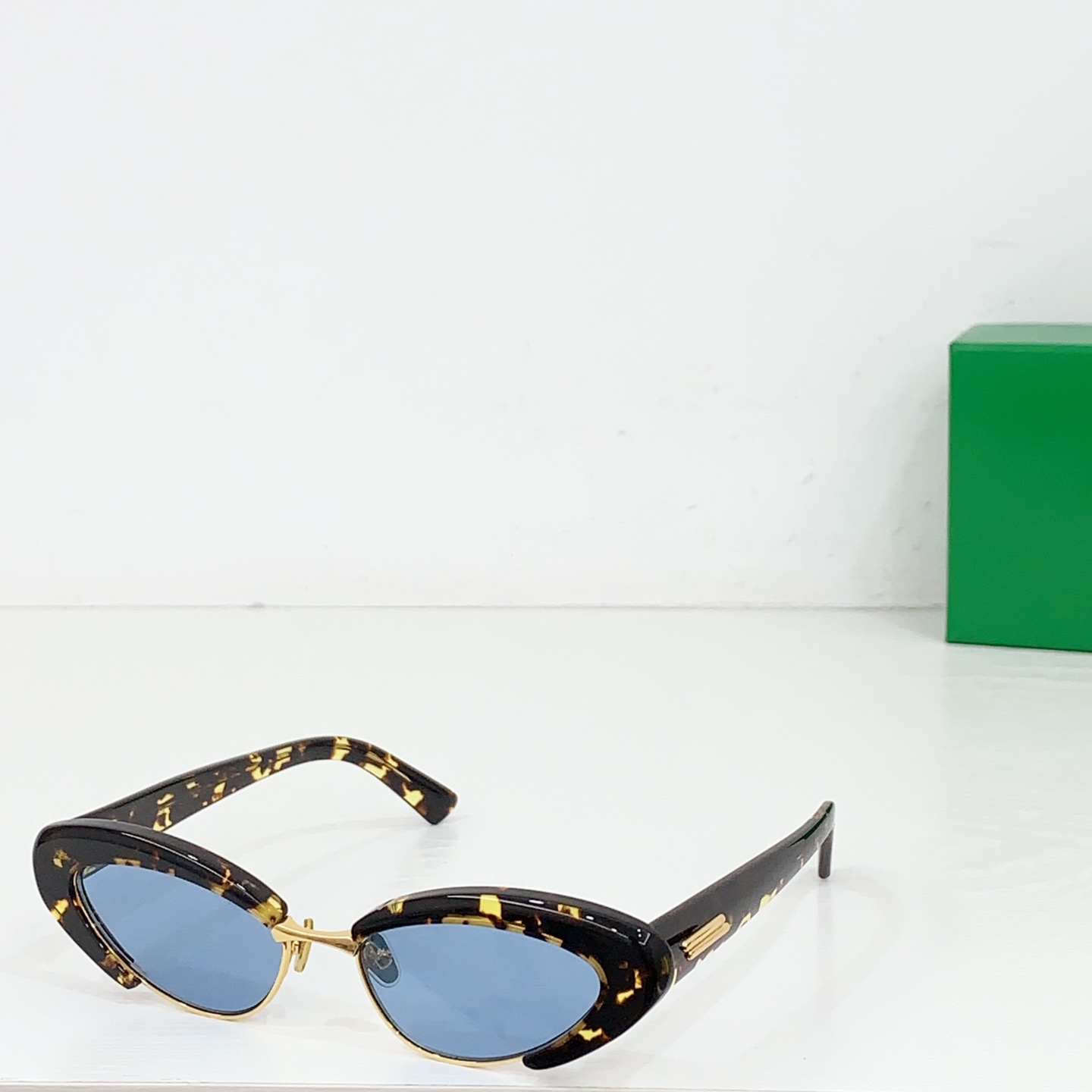 Bottega Veneta Angle Cat Eye Sunglasses    - EUR FASHION