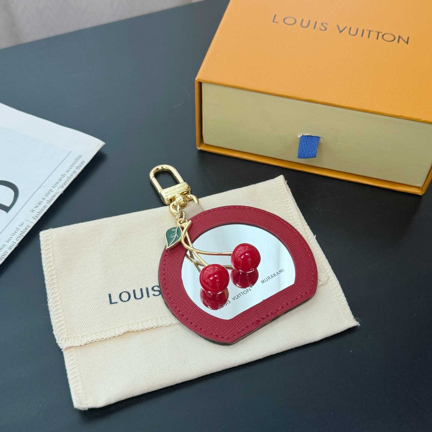 Louis Vuitton LV x TM Cerise LV Mini Mirror Bag Charm   M02830 - EUR FASHION