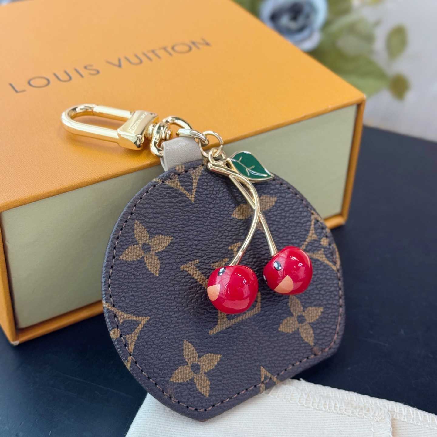 Louis Vuitton LV x TM Cerise LV Mini Mirror Bag Charm   M02830 - EUR FASHION