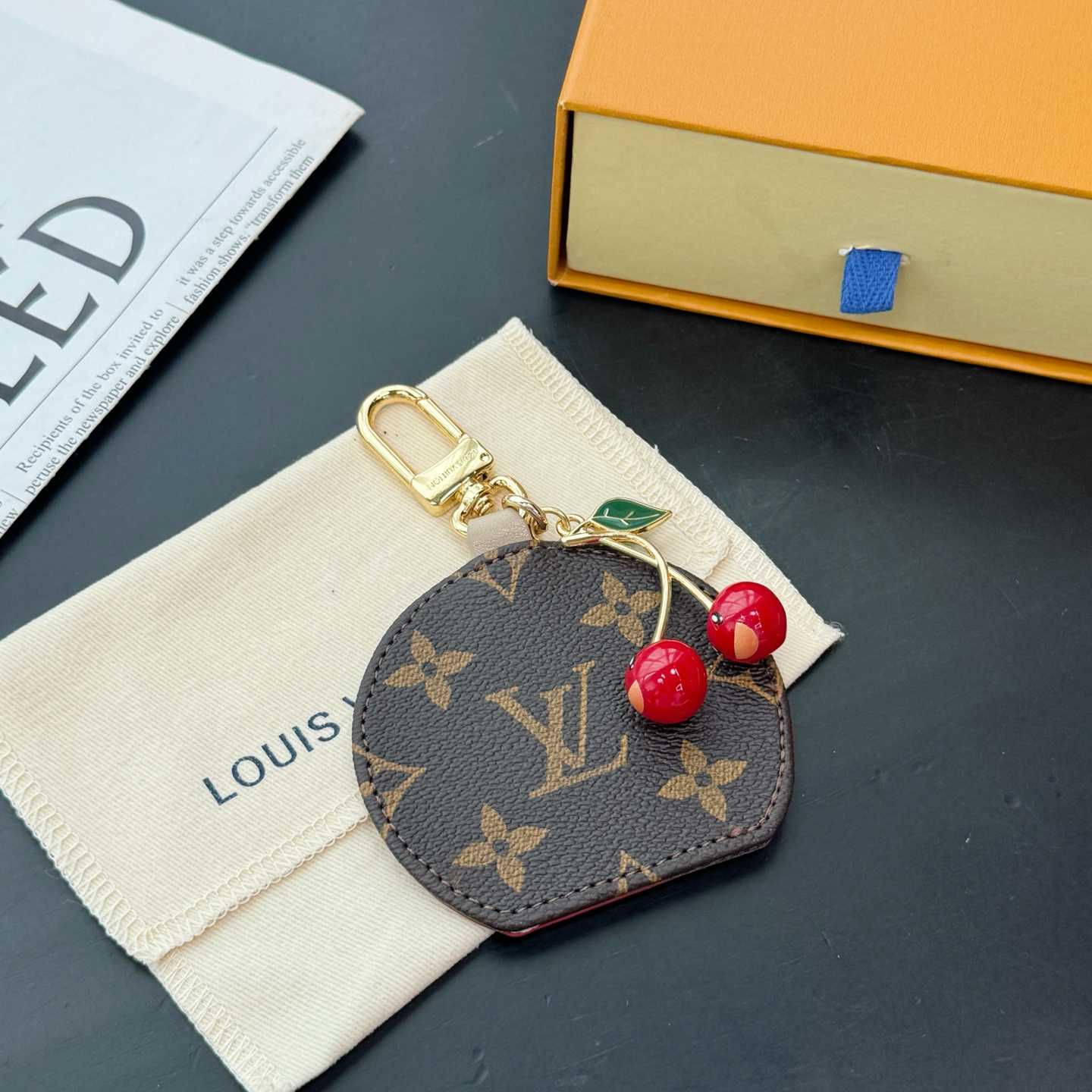 Louis Vuitton LV x TM Cerise LV Mini Mirror Bag Charm   M02830 - EUR FASHION