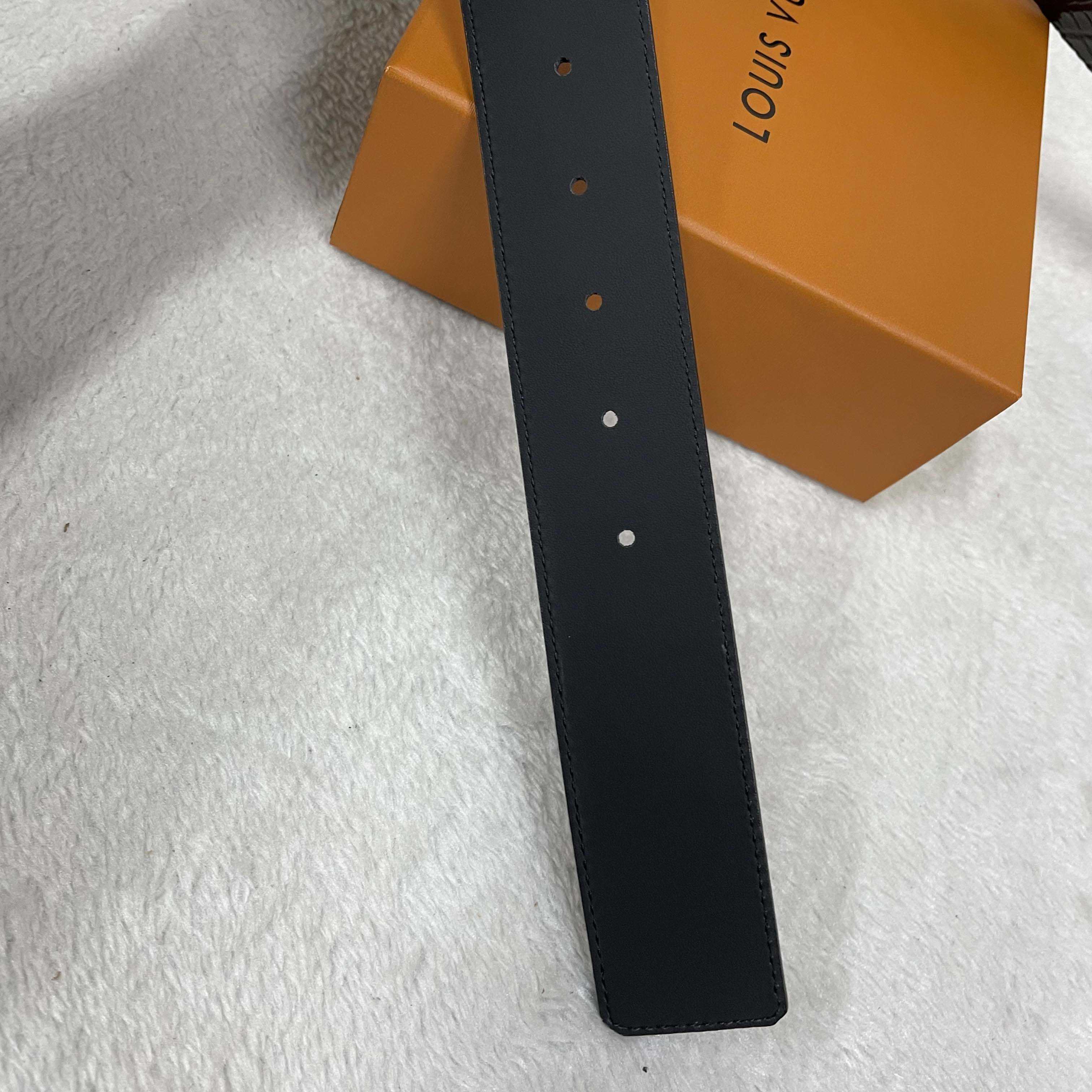 Louis Vuitton LV Initiales 40mm Reversible Belt  M8502U - EUR FASHION
