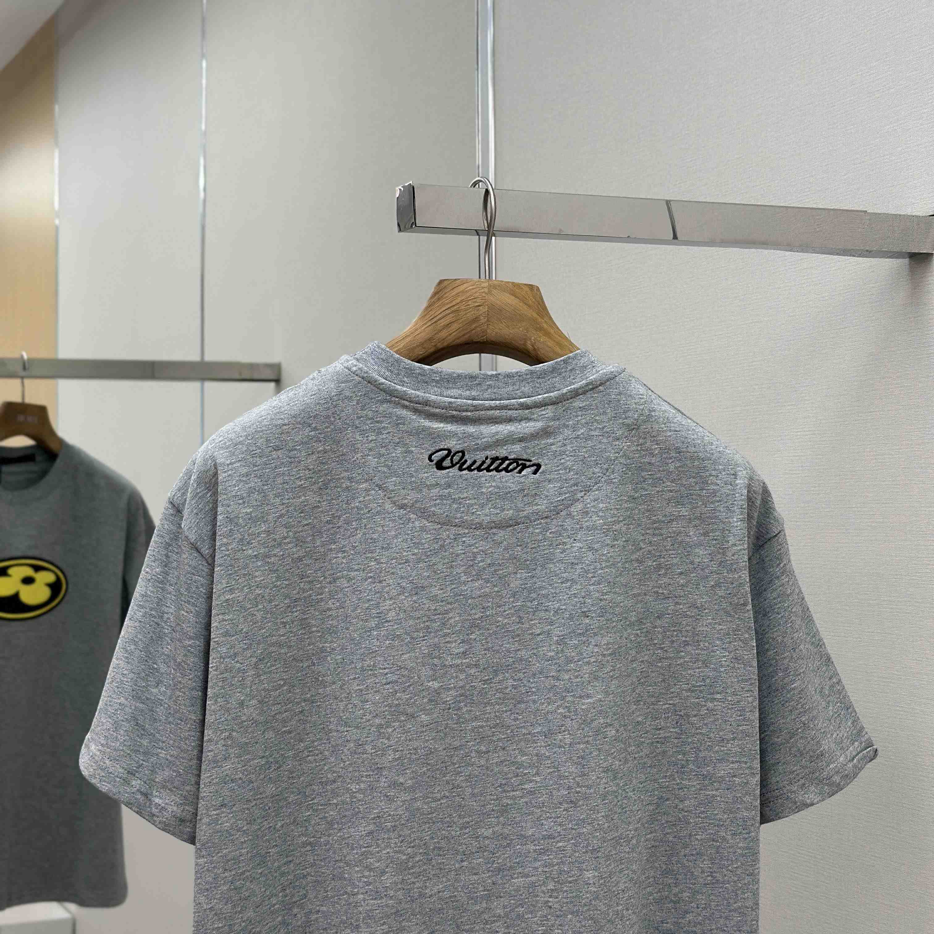 Louis Vuitton Graphic Patch T-Shirt   1AIMMH - EUR FASHION