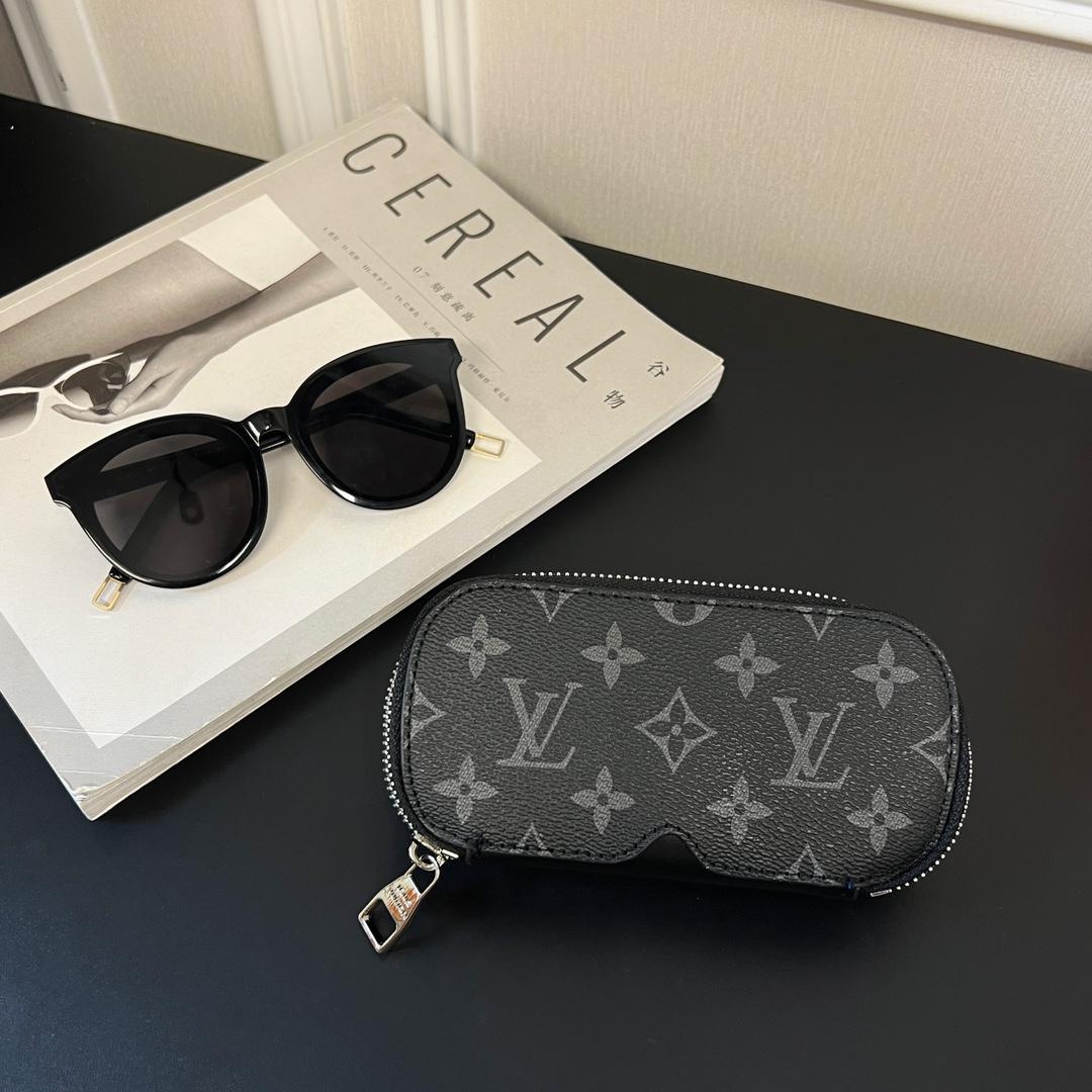 Louis Vuitton Sunglasses Pouch - EUR FASHION