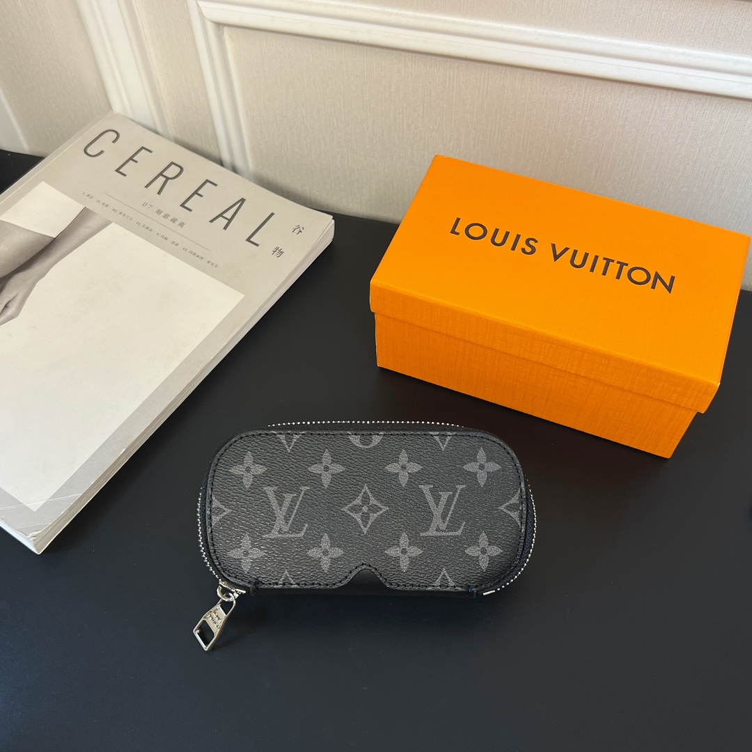 Louis Vuitton Sunglasses Pouch - EUR FASHION