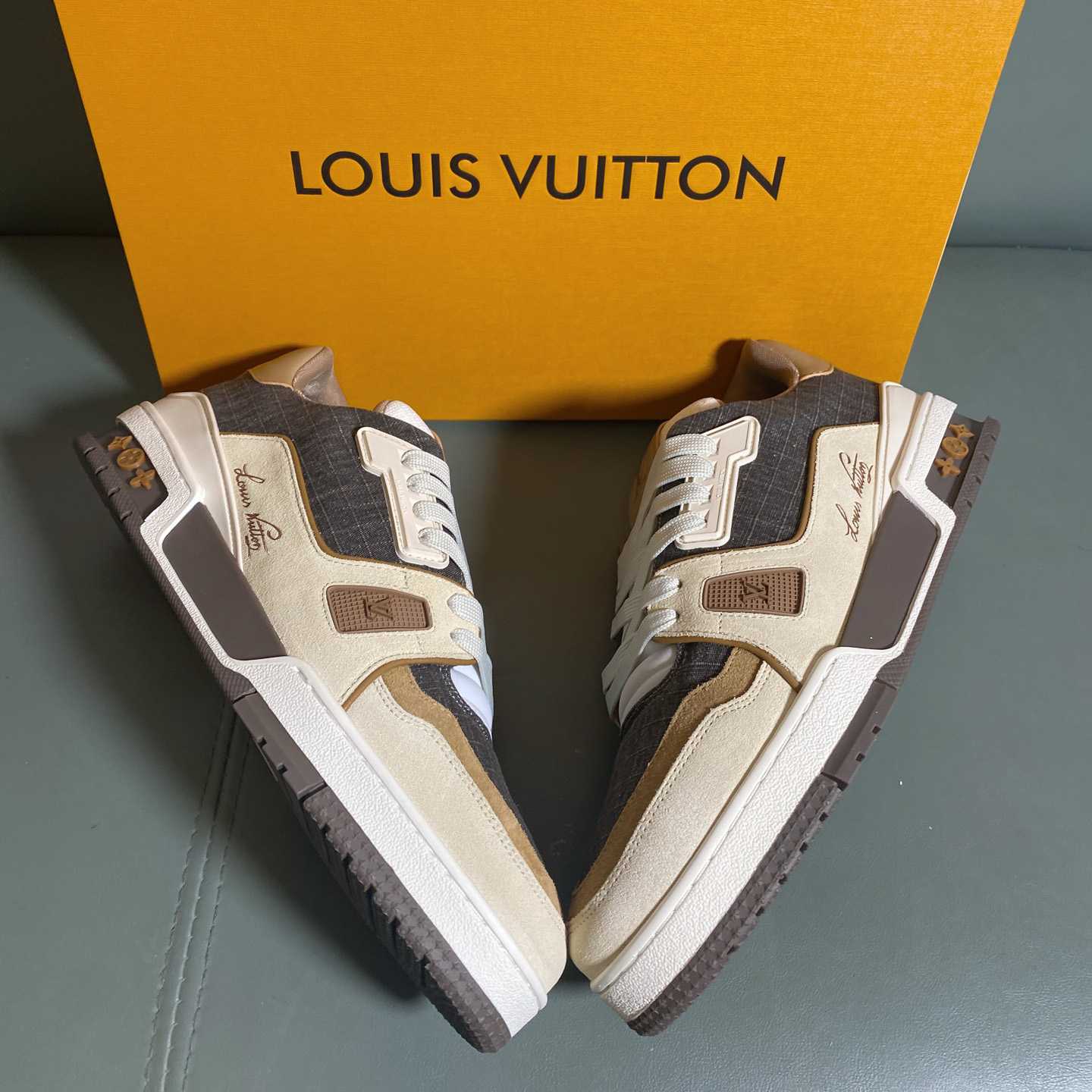 Louis Vuitton LV Trainer Outdoor Sneaker      1AHTFR - EUR FASHION
