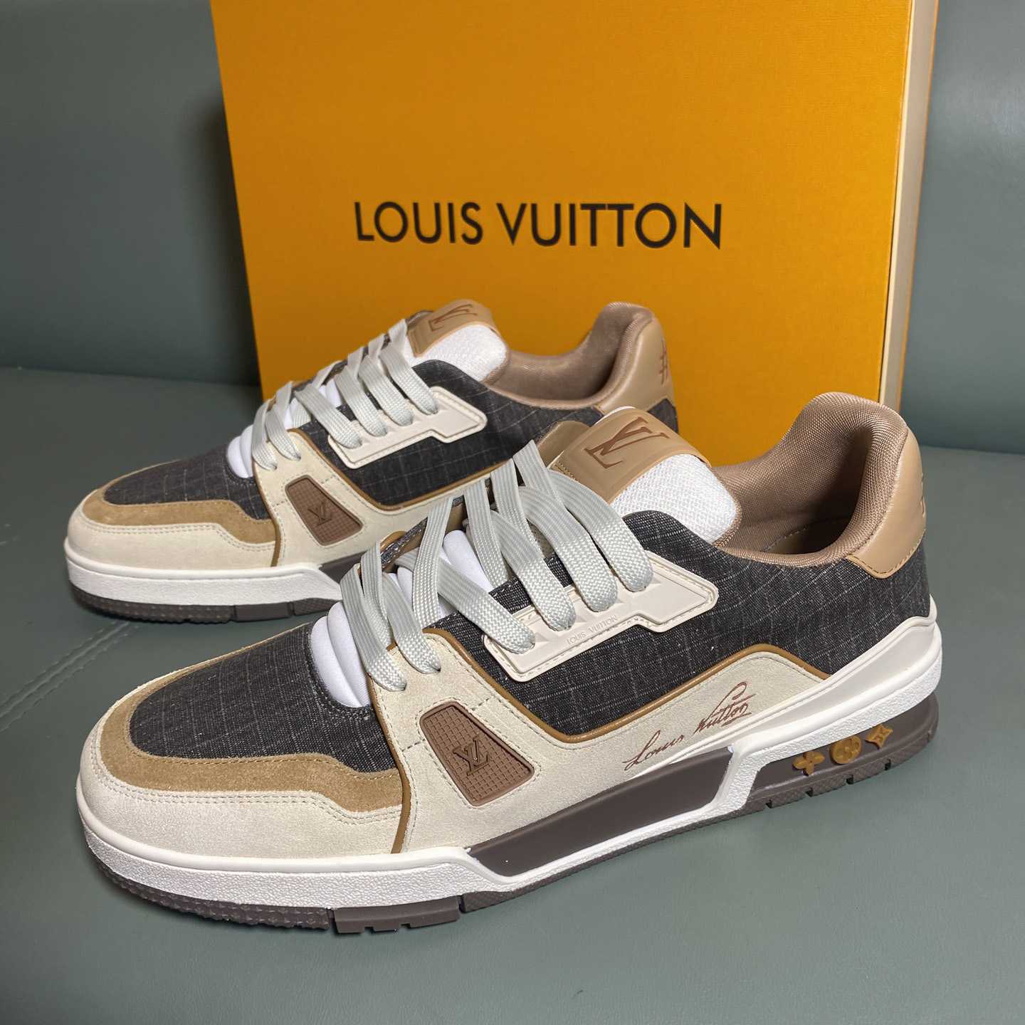 Louis Vuitton LV Trainer Outdoor Sneaker      1AHTFR - EUR FASHION