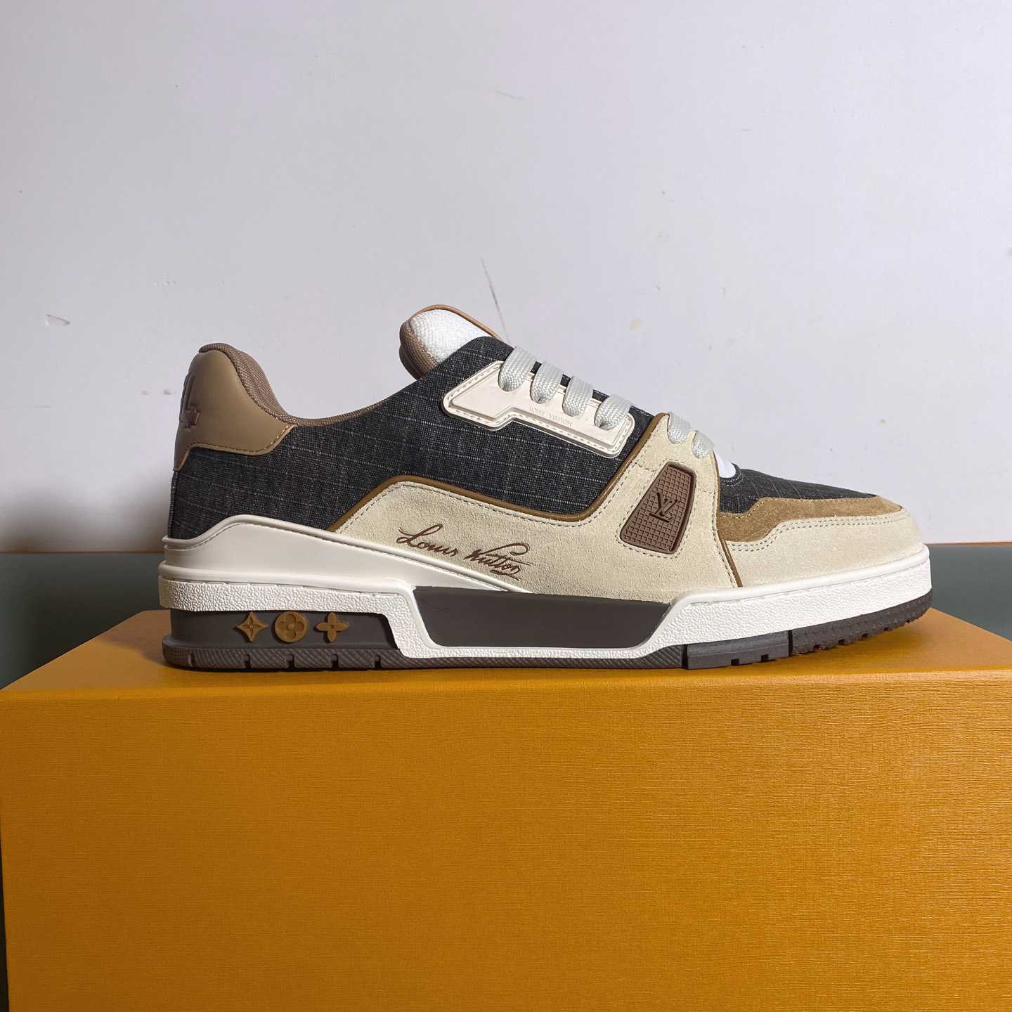 Louis Vuitton LV Trainer Outdoor Sneaker      1AHTFR - EUR FASHION
