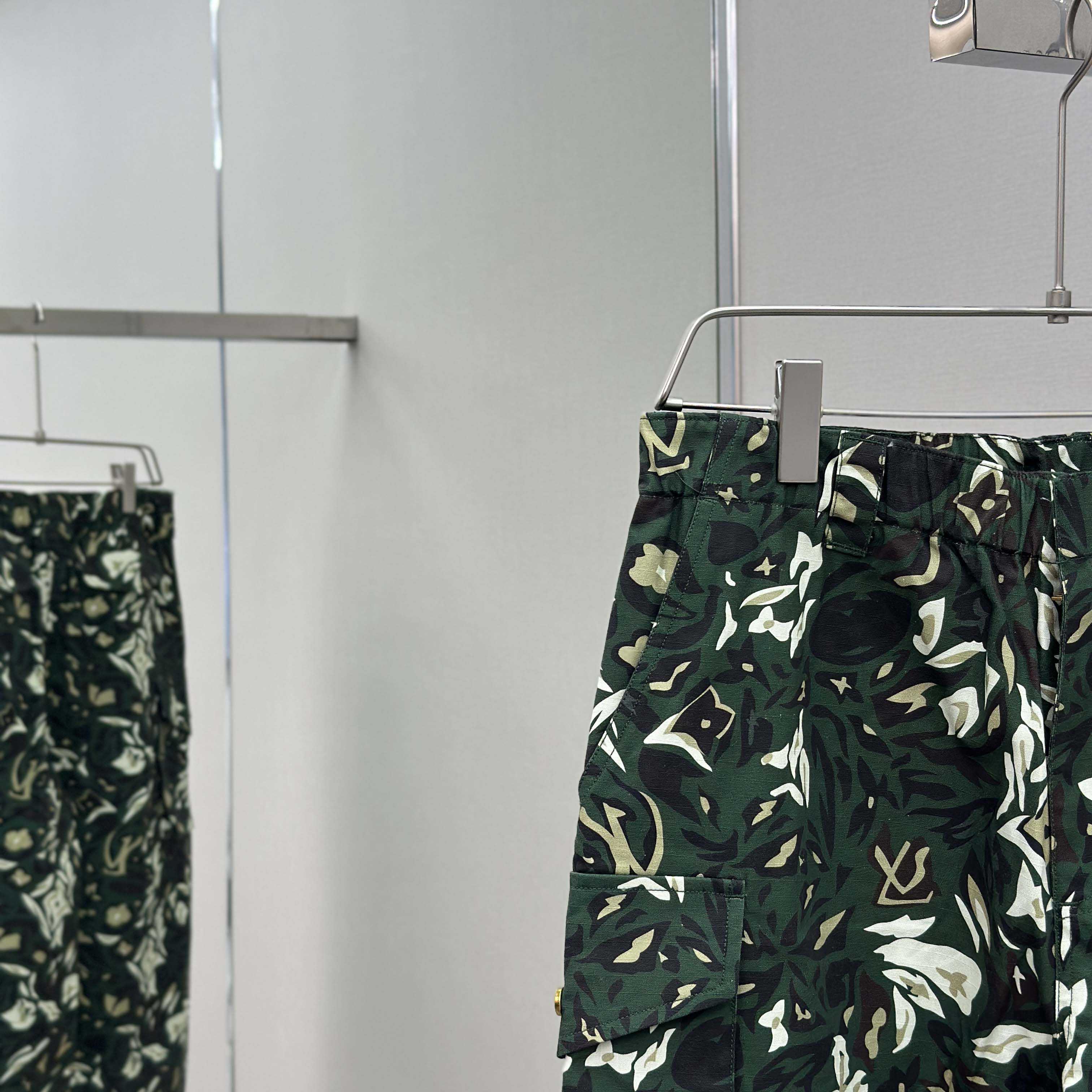 Louis Vuitton Multi Pocket Cargo Pants   1AIMEP - EUR FASHION