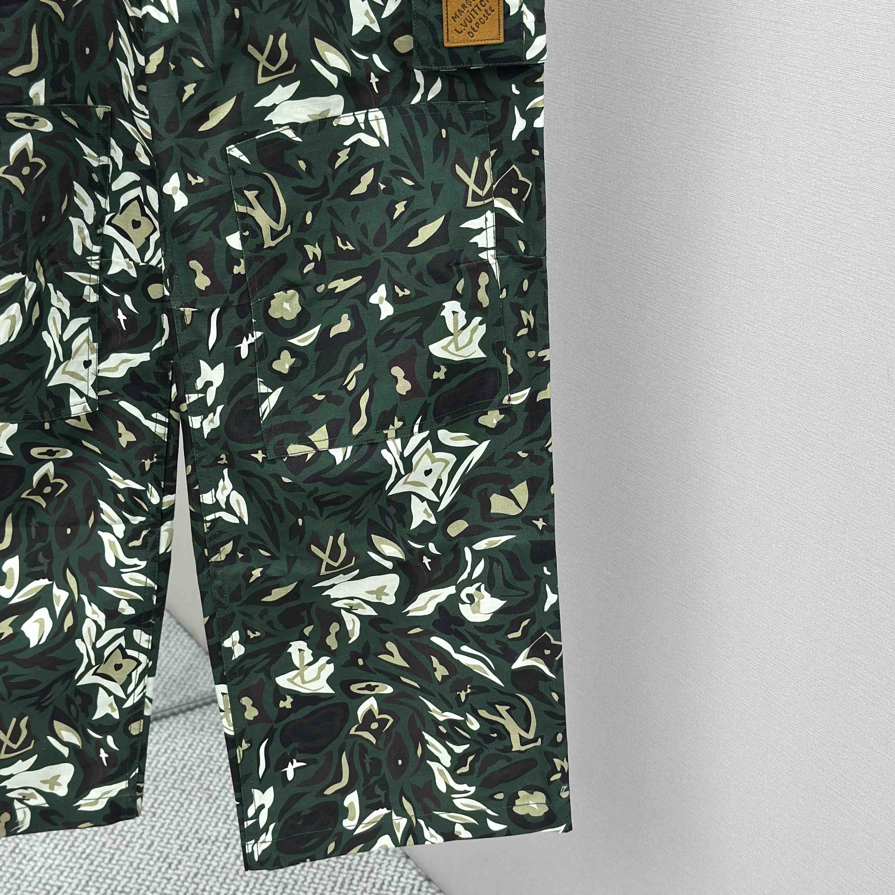 Louis Vuitton Multi Pocket Cargo Pants   1AIMEP - EUR FASHION