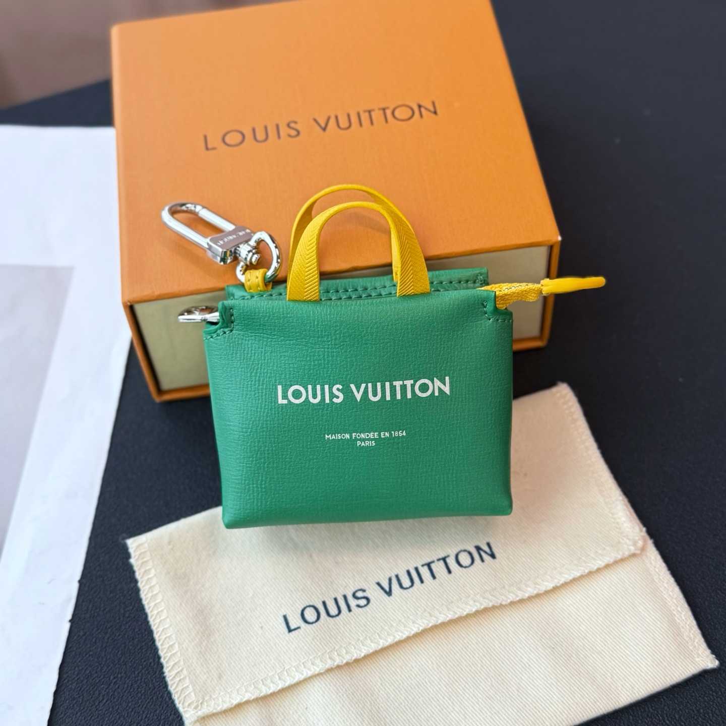 Louis Vuitton LV Mini Shopper Bag Charm    - EUR FASHION
