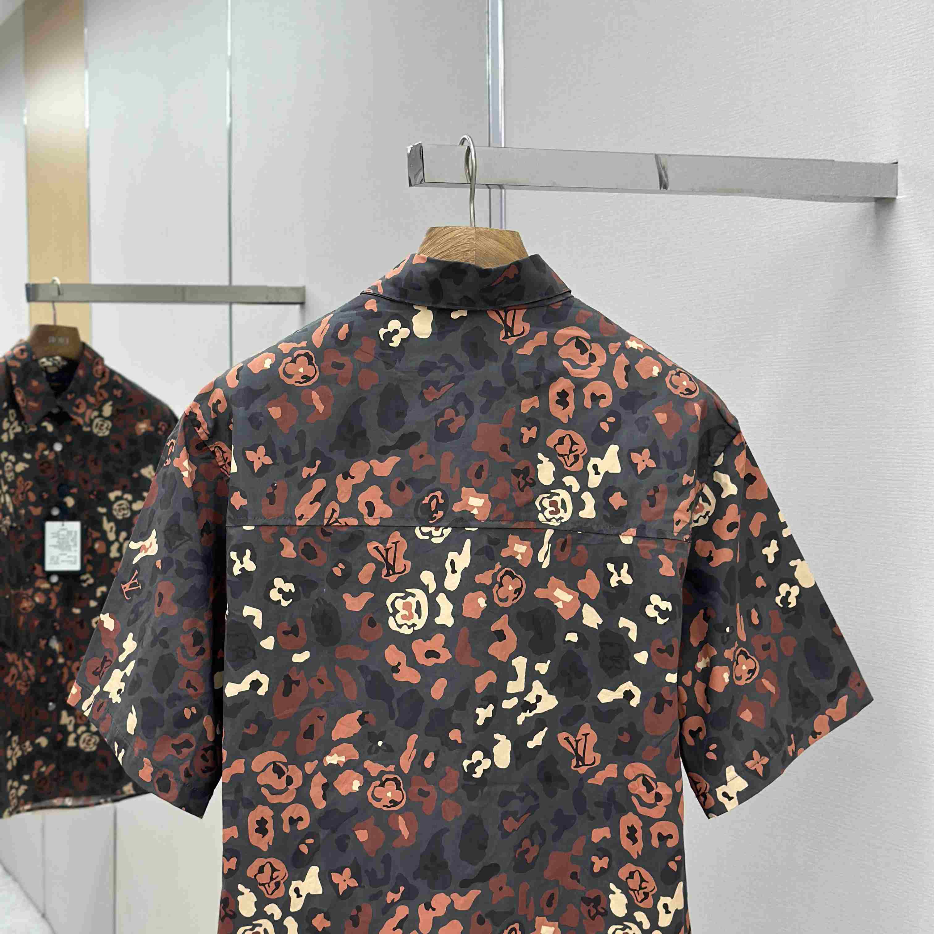 Louis Vuitton Printed Short-Sleeved Workwear Shirt   1AIMGT - EUR FASHION