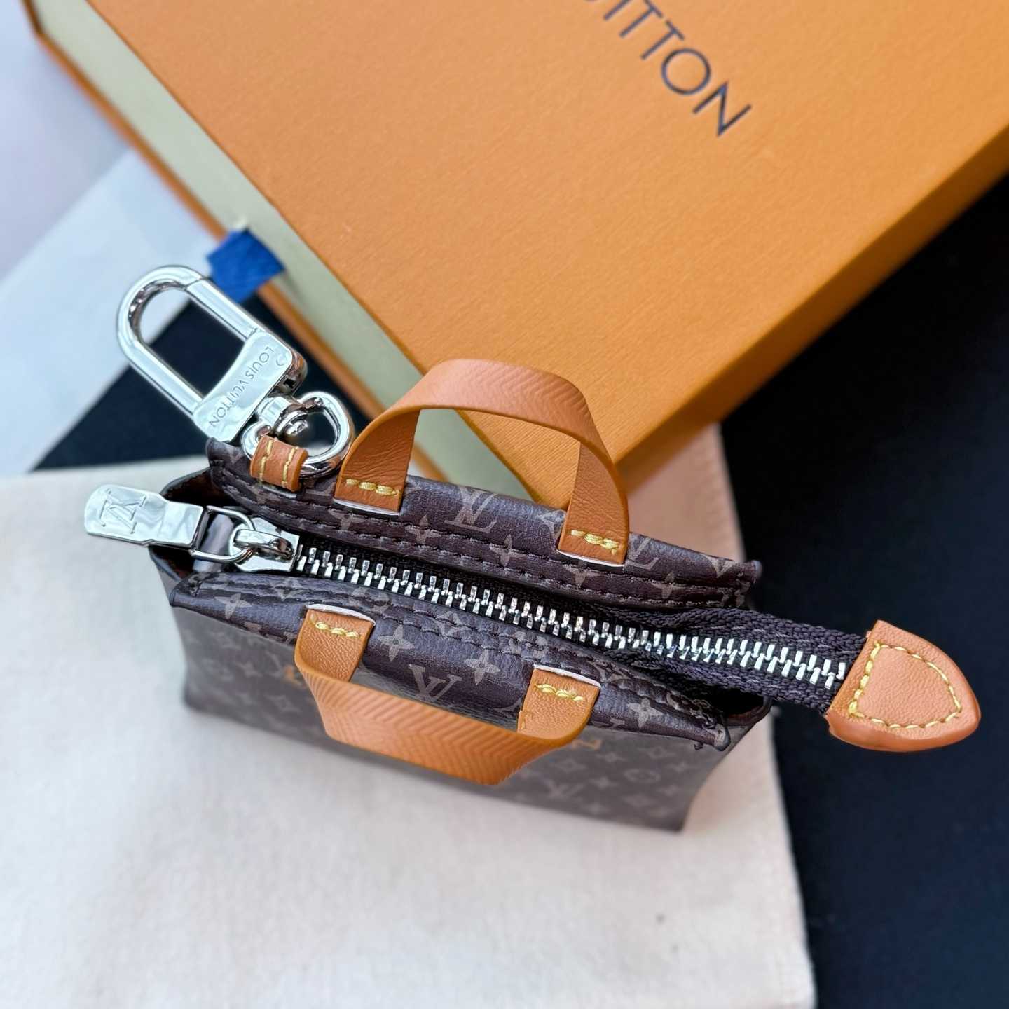 Louis Vuitton LV Mini Shopper Bag Charm    - EUR FASHION