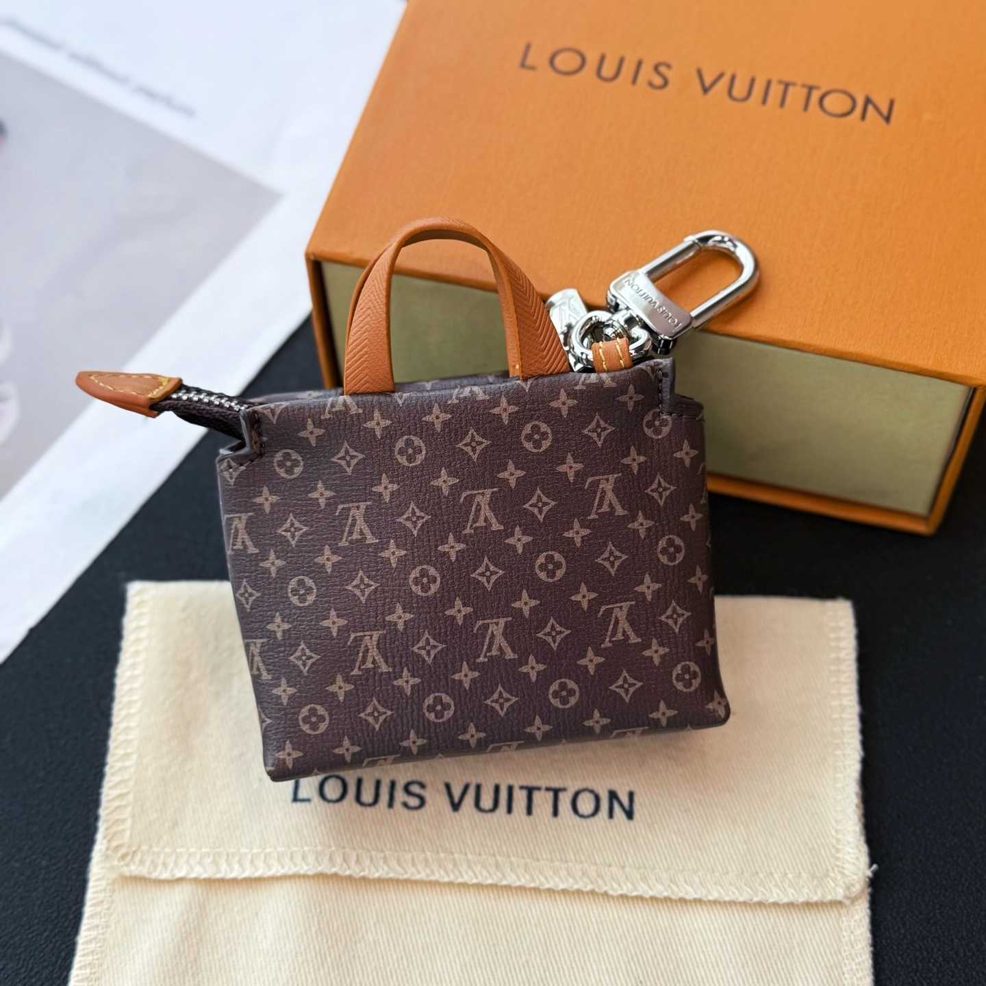 Louis Vuitton LV Mini Shopper Bag Charm    - EUR FASHION