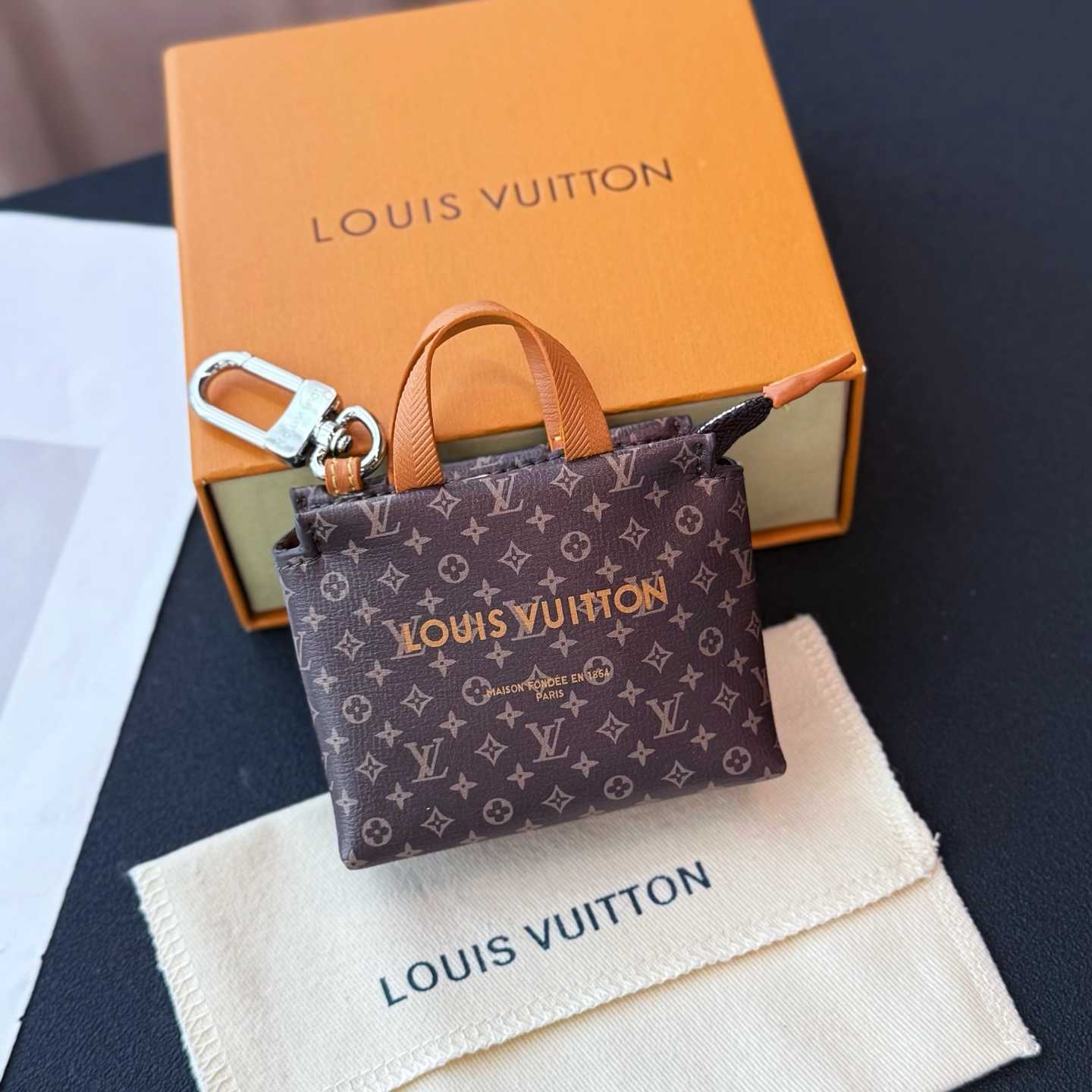 Louis Vuitton LV Mini Shopper Bag Charm    - EUR FASHION