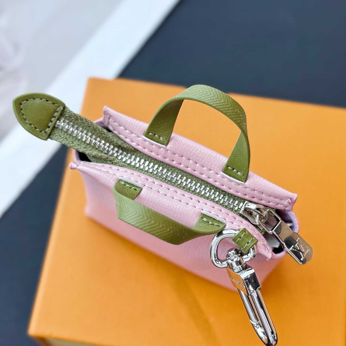 Louis Vuitton LV Mini Shopper Bag Charm   M03136 - EUR FASHION