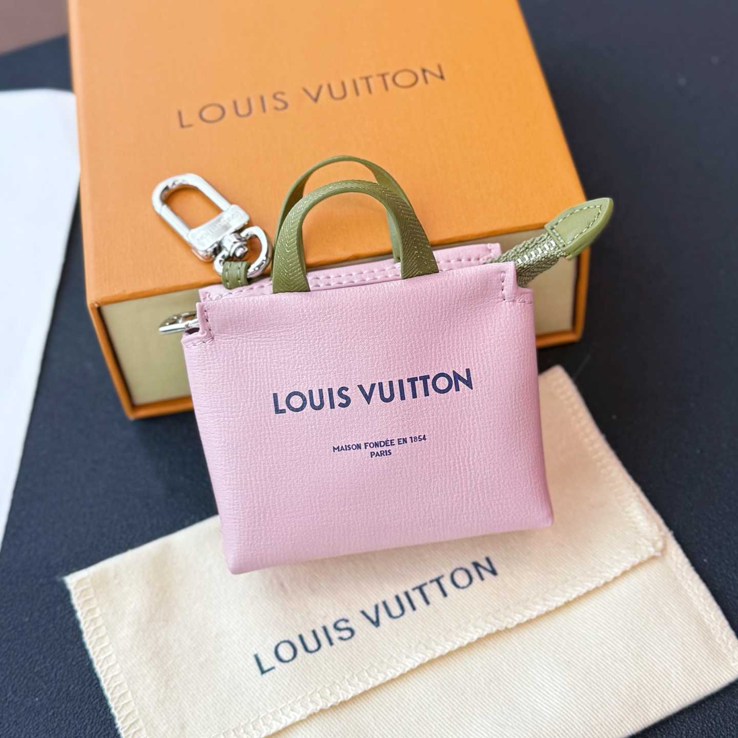 Louis Vuitton LV Mini Shopper Bag Charm   M03136 - EUR FASHION