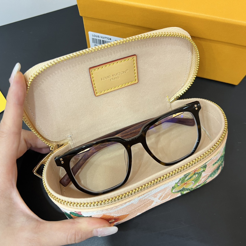 Louis Vuitton Sunglasses Pouch - EUR FASHION