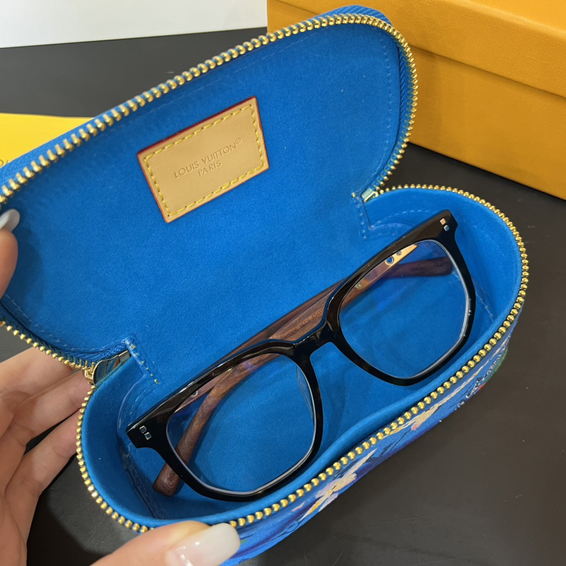 Louis Vuitton Sunglasses Pouch - EUR FASHION