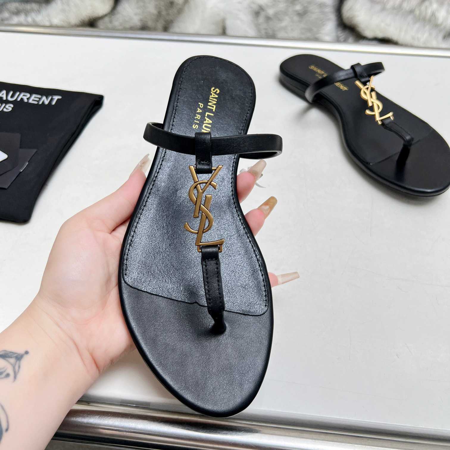 Saint Laurent Cassandra Leather Flip Flops  - EUR FASHION