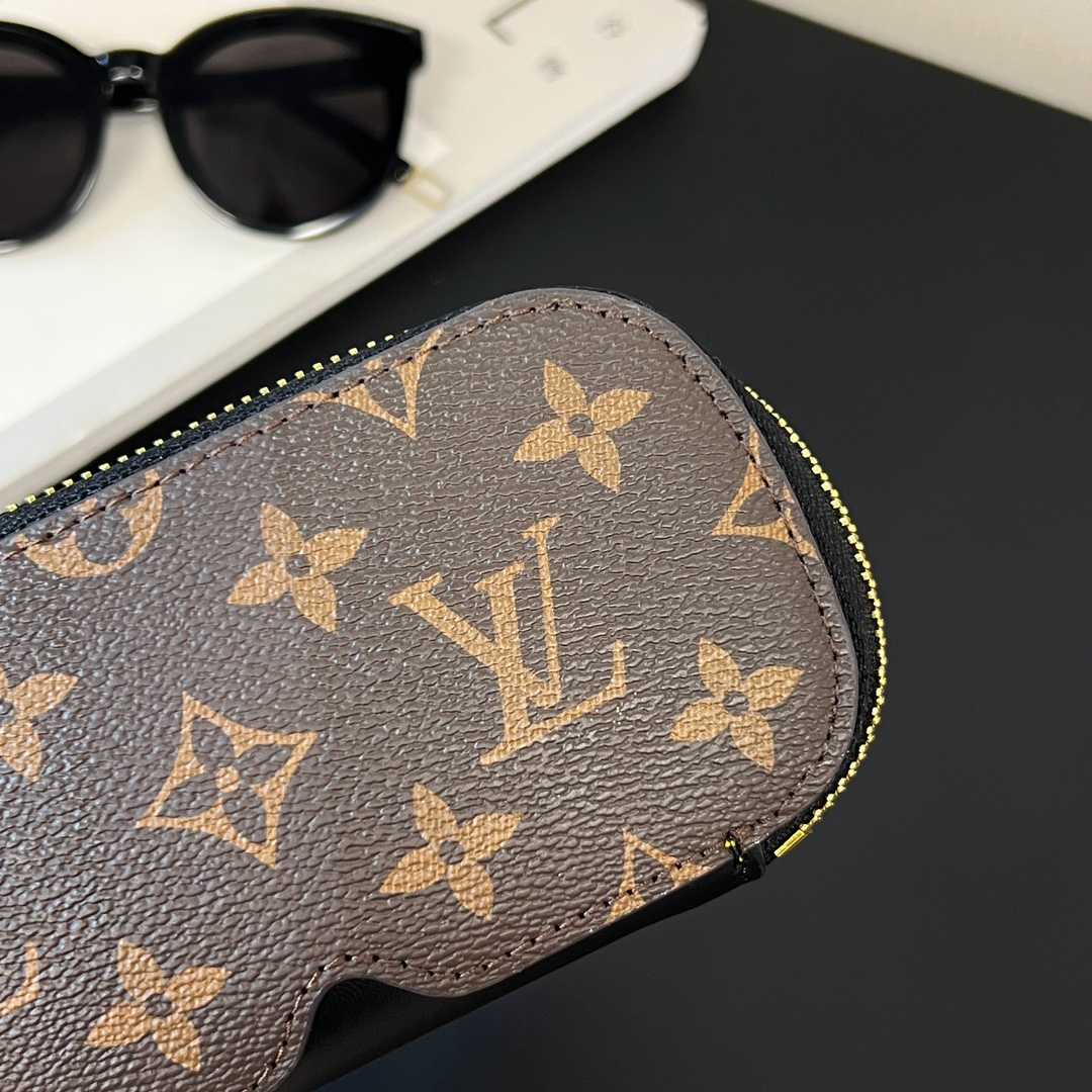 Louis Vuitton Sunglasses Pouch - EUR FASHION