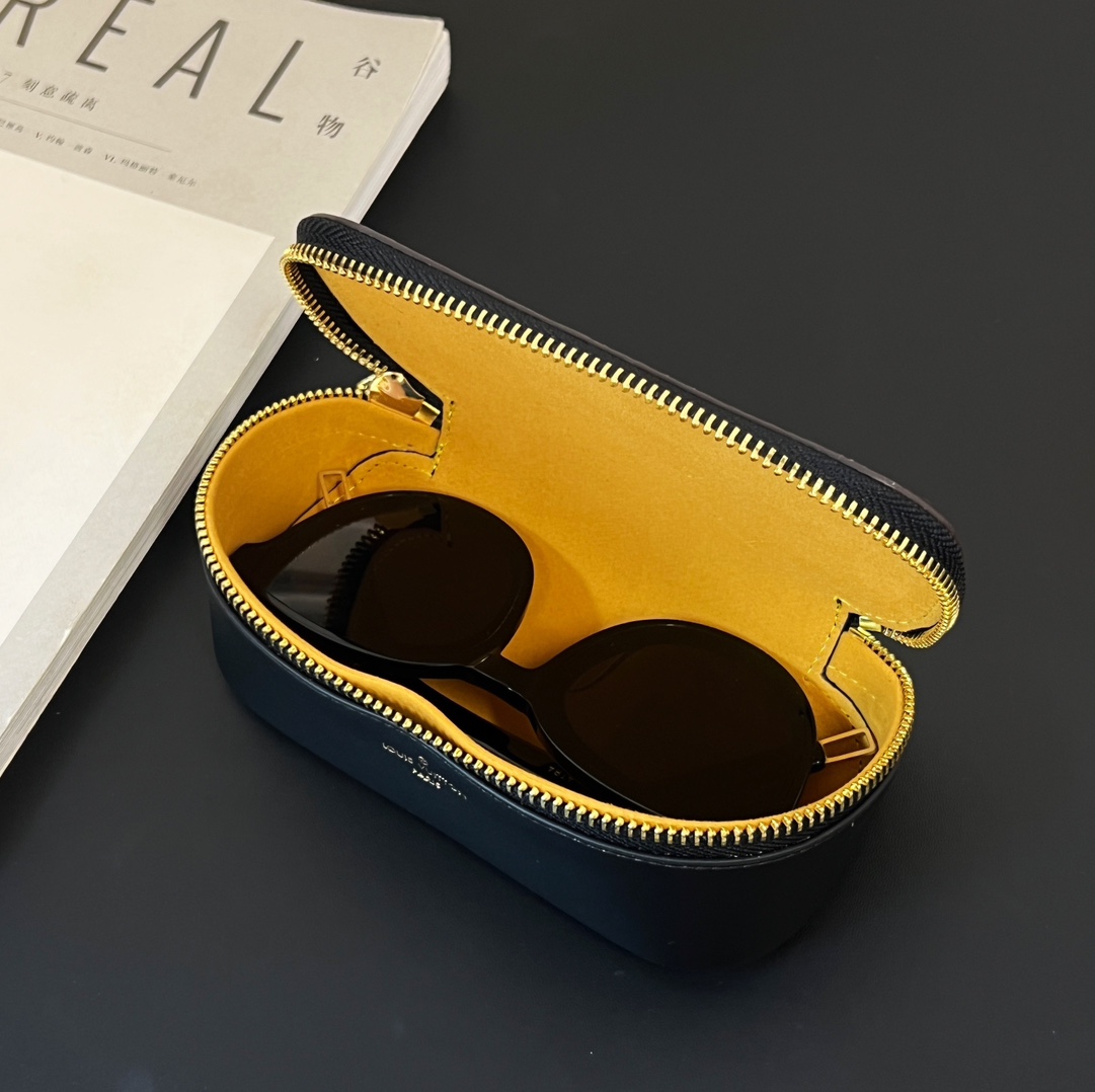 Louis Vuitton Sunglasses Pouch - EUR FASHION