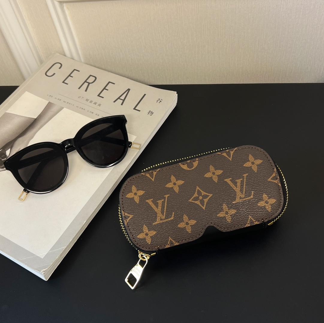 Louis Vuitton Sunglasses Pouch - EUR FASHION